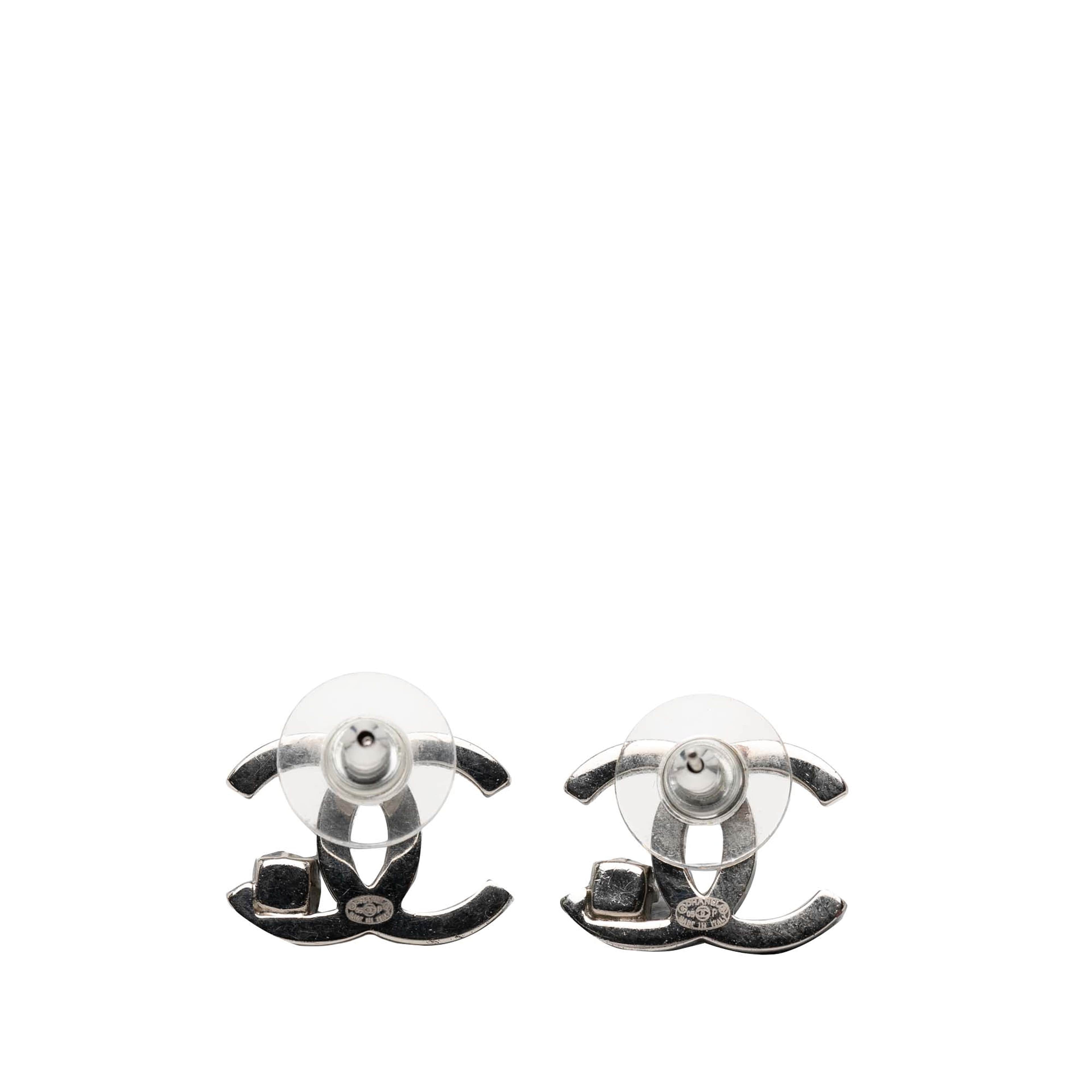 Chanel Silver Plated Cc Rhinestone Push Back Earrings, från Luxclusif, i färgen silver. Klicka för att öppna bilden i stort format