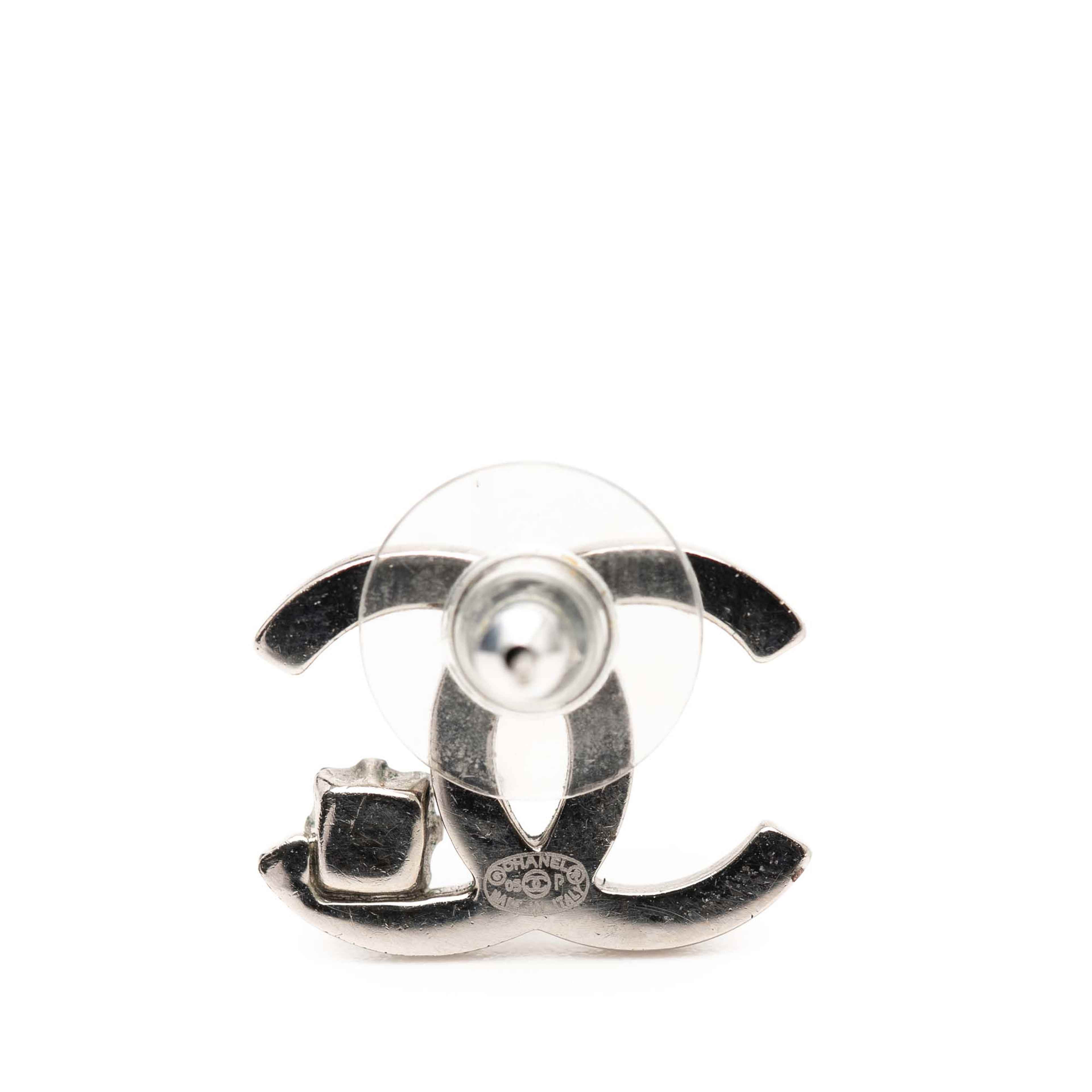 Chanel Silver Plated Cc Rhinestone Push Back Earrings, från Luxclusif, i färgen silver. Klicka för att öppna bilden i stort format