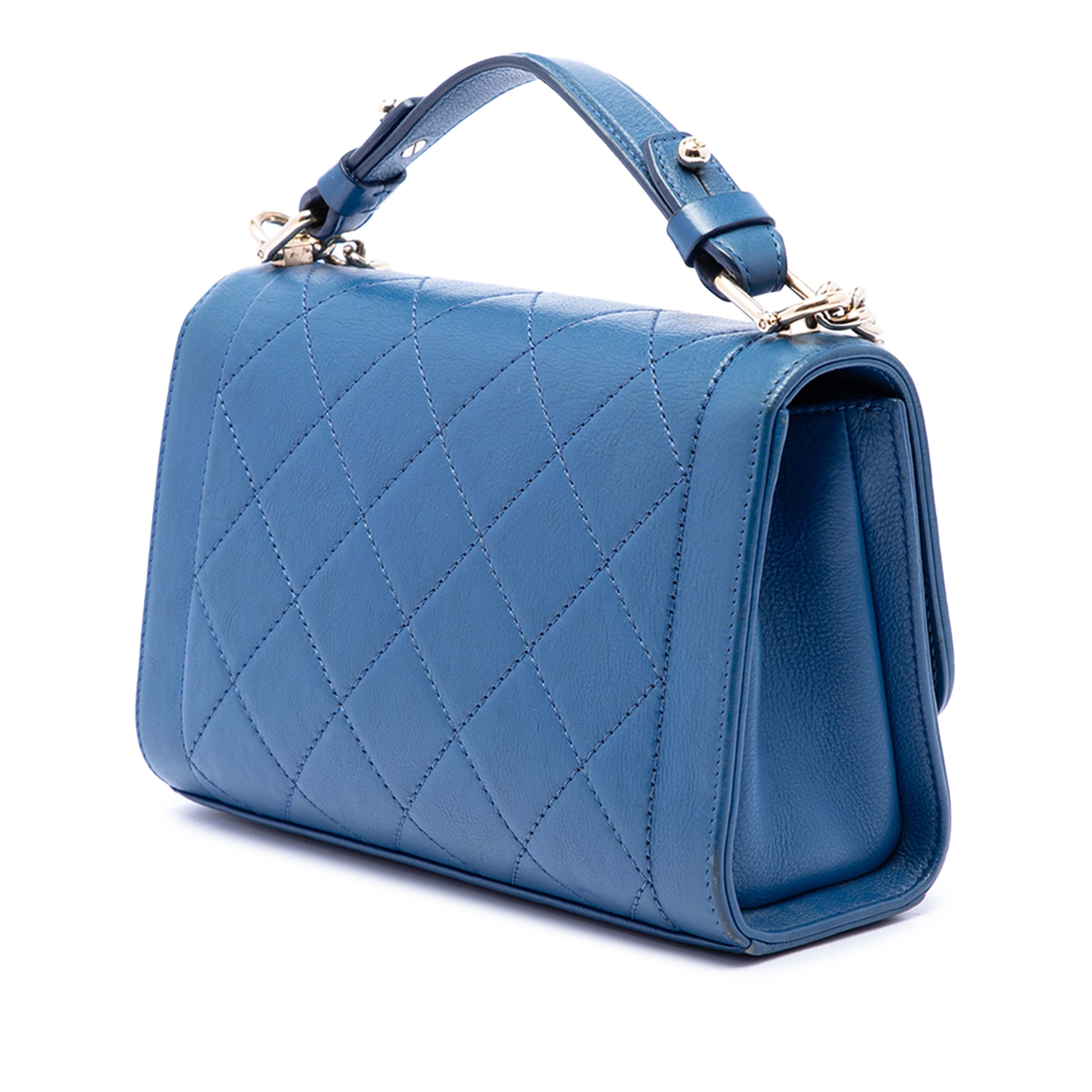 Chanel Small Quilted Grained Calfskin Label Click Flap, från Luxclusif, i färgen blå. Klicka för att öppna bilden i stort format
