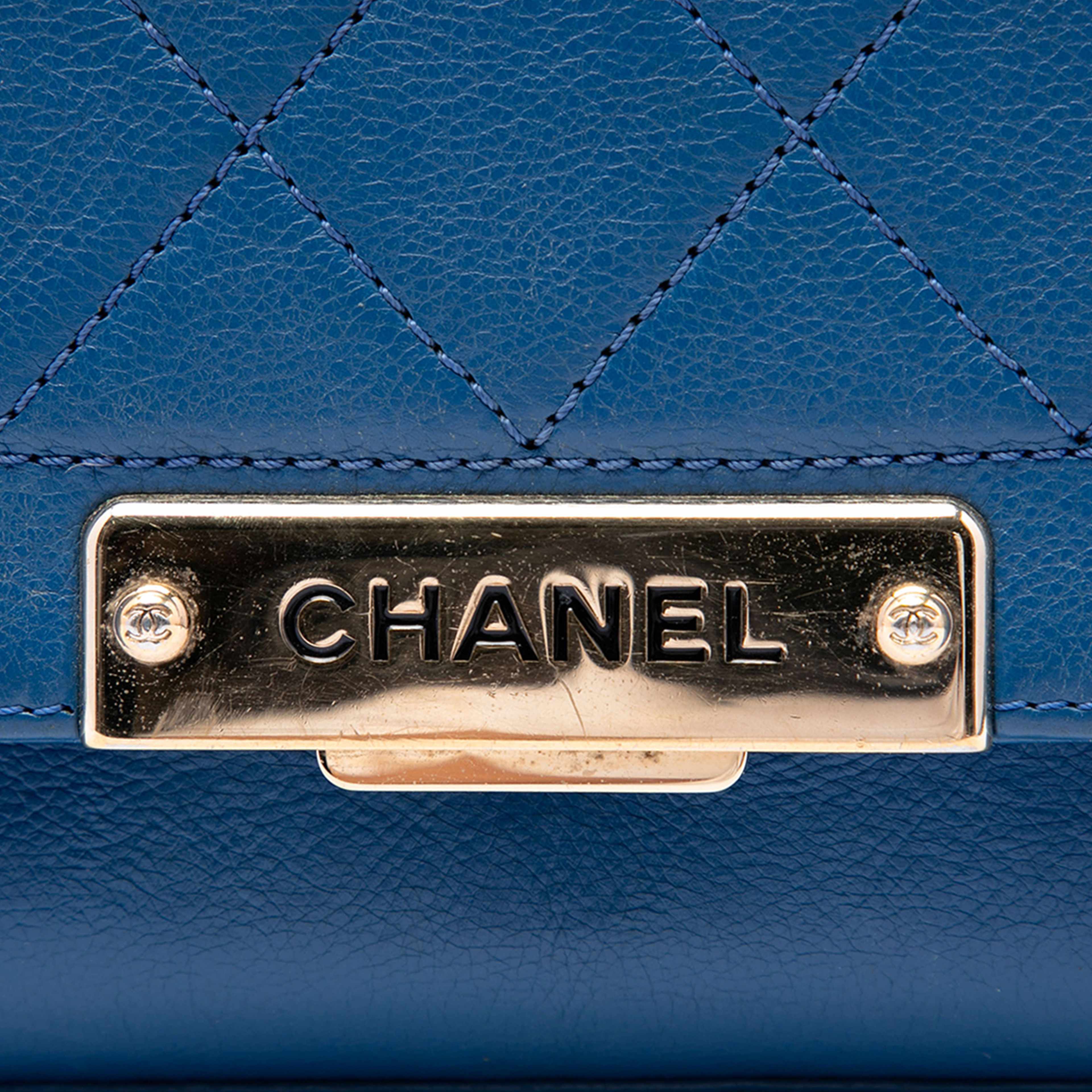 Chanel Small Quilted Grained Calfskin Label Click Flap, från Luxclusif, i färgen blå. Klicka för att öppna bilden i stort format