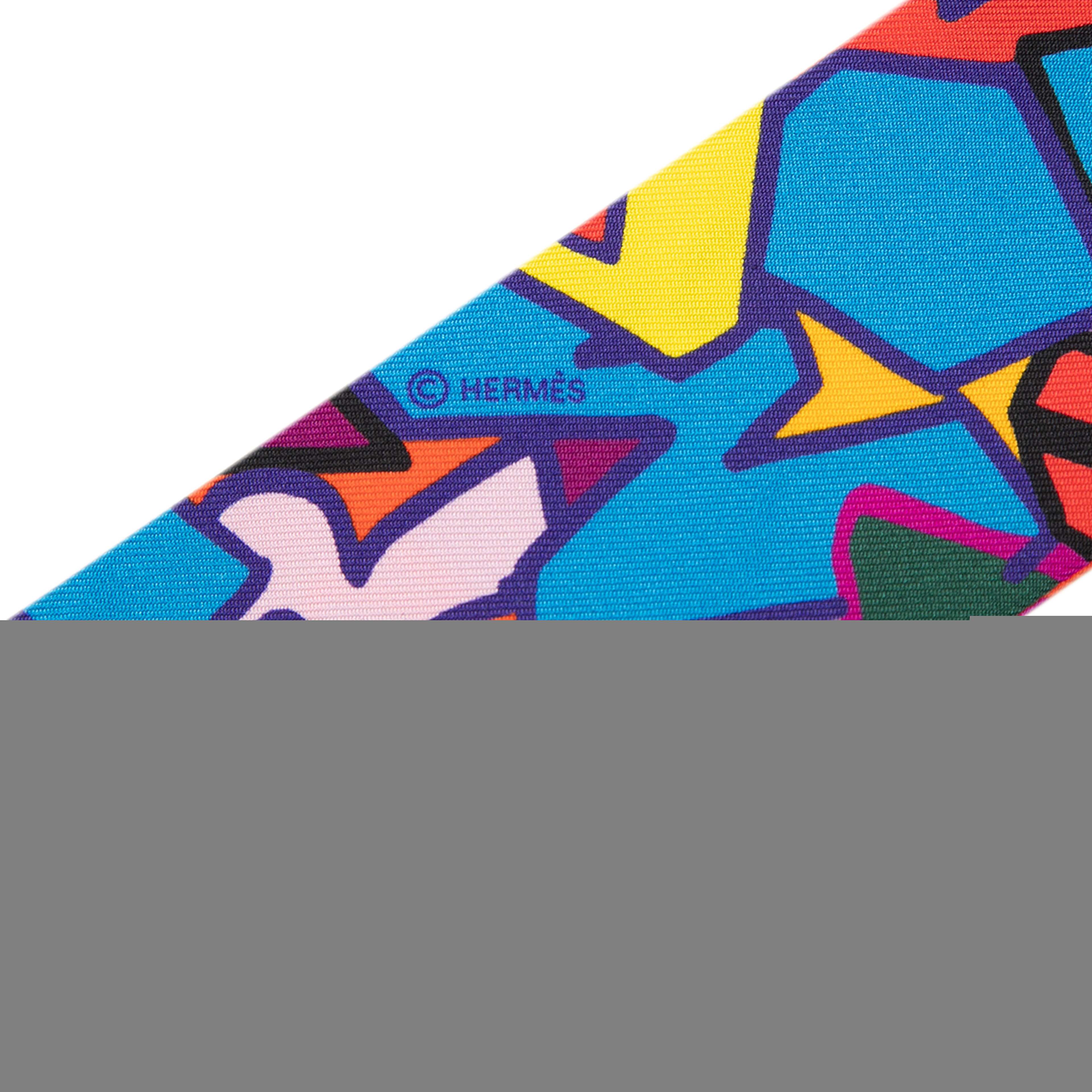 Hermès Graffiti Silk Twilly Scarf, från Luxclusif, i färgen blue. Klicka för att öppna bilden i stort format
