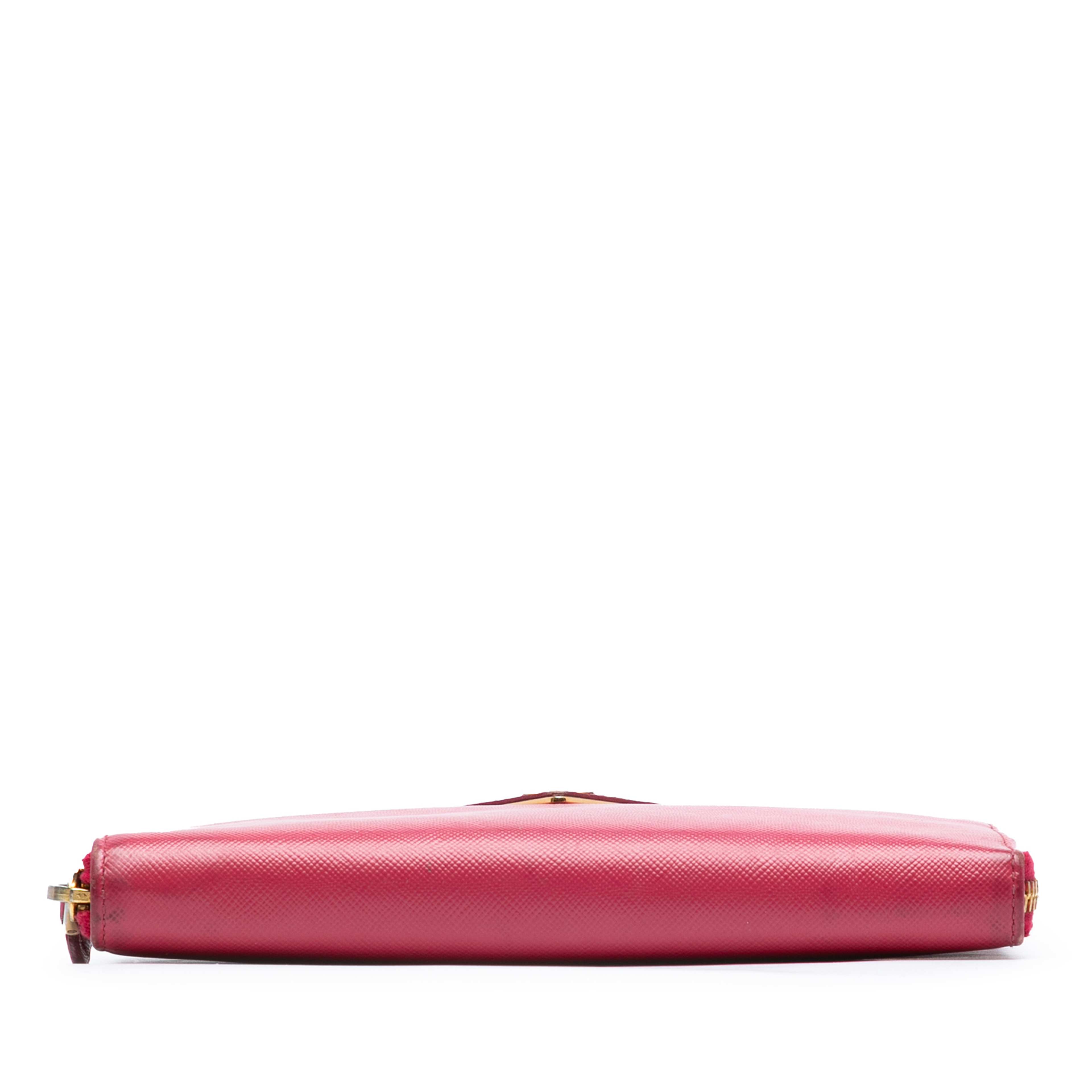 Prada Saffiano Zip Around Long Wallet, från Luxclusif, i färgen red. Klicka för att öppna bilden i stort format