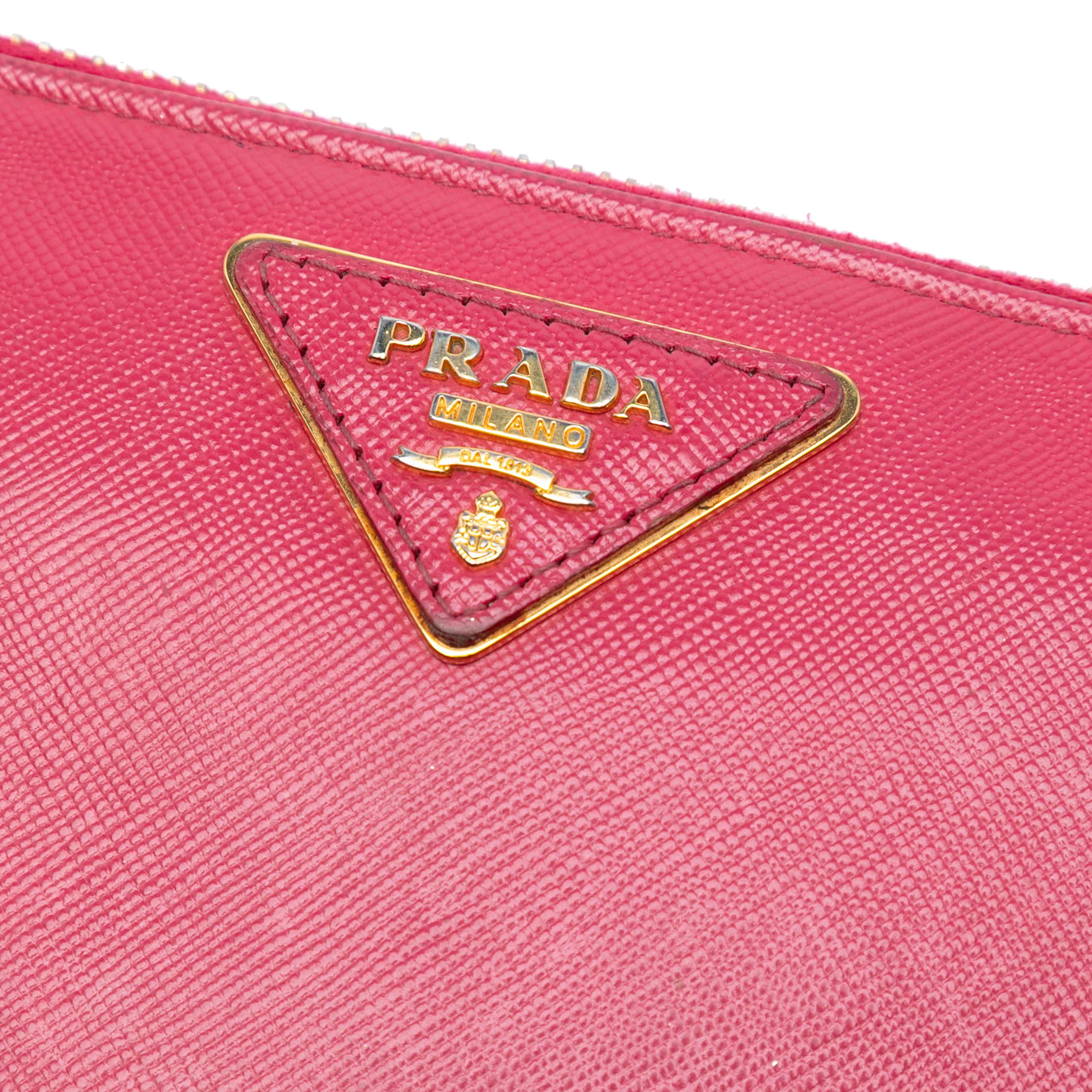 Prada Saffiano Zip Around Long Wallet, från Luxclusif, i färgen red. Klicka för att öppna bilden i stort format