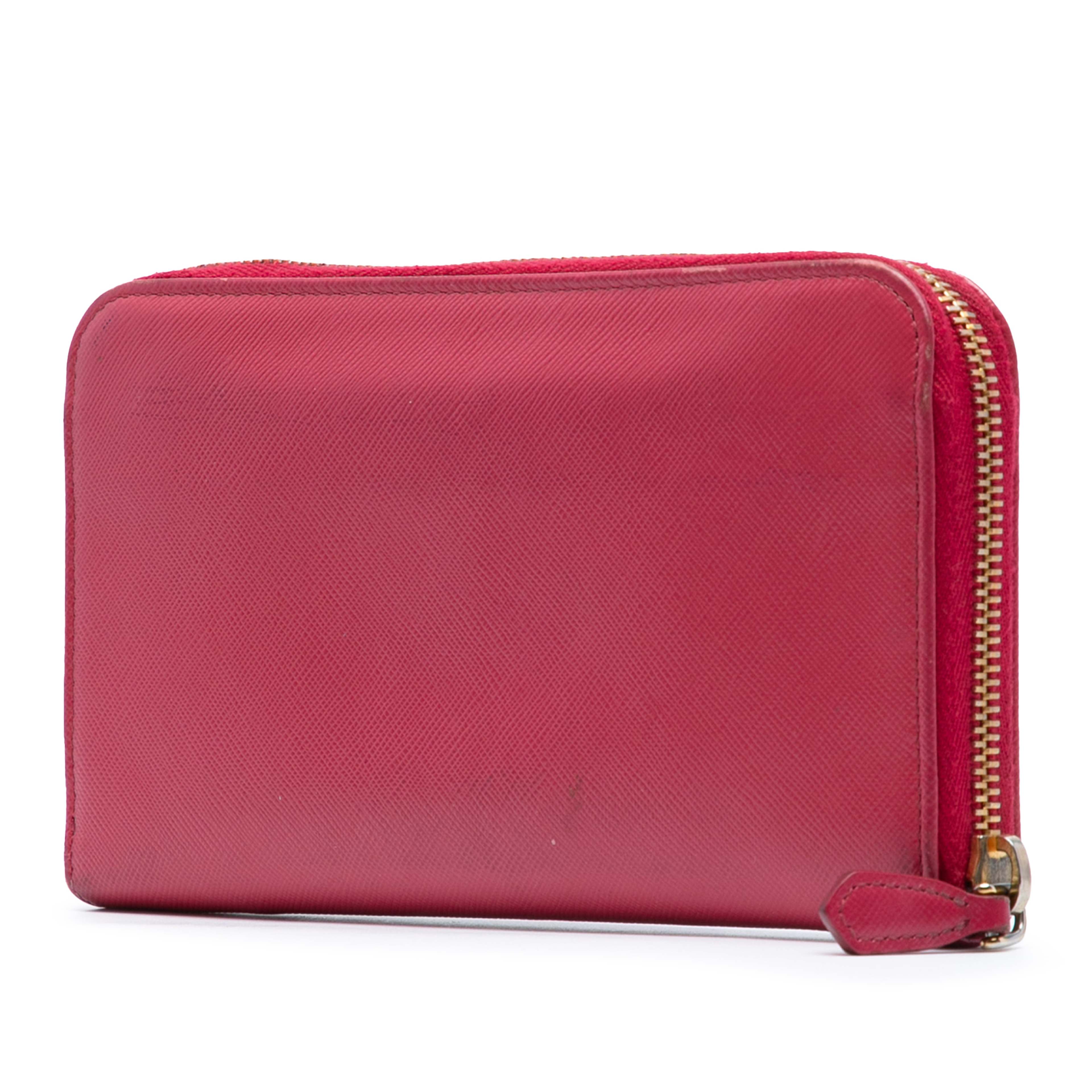 Prada Saffiano Zip Around Long Wallet, från Luxclusif, i färgen red. Klicka för att öppna bilden i stort format