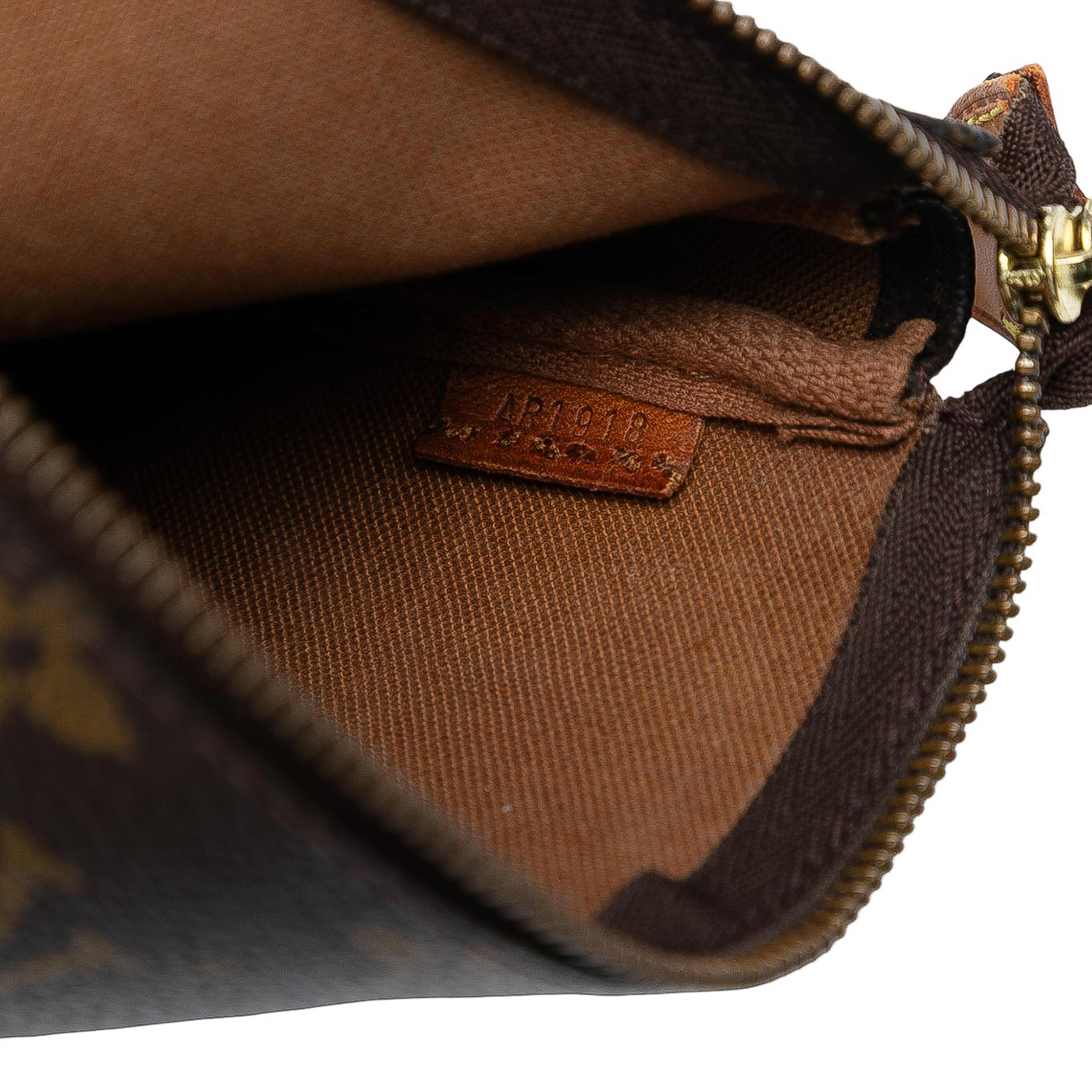 Louis Vuitton Monogram Pochette Accessoires, från Luxclusif, i färgen brown. Klicka för att öppna bilden i stort format