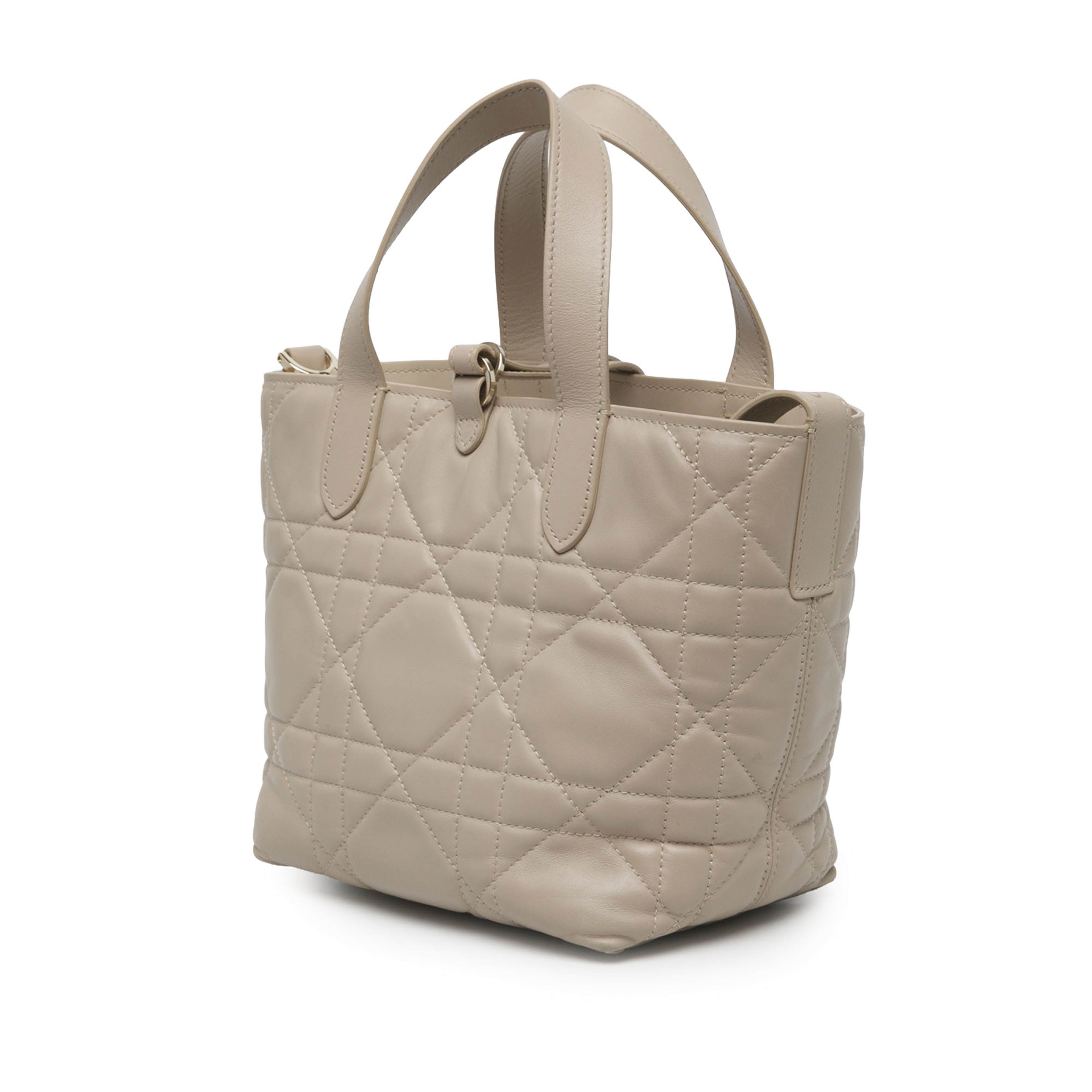 Dior Small Calfskin Macrocannage Toujours Satchel, från Luxclusif, i färgen beige. Klicka för att öppna bilden i stort format
