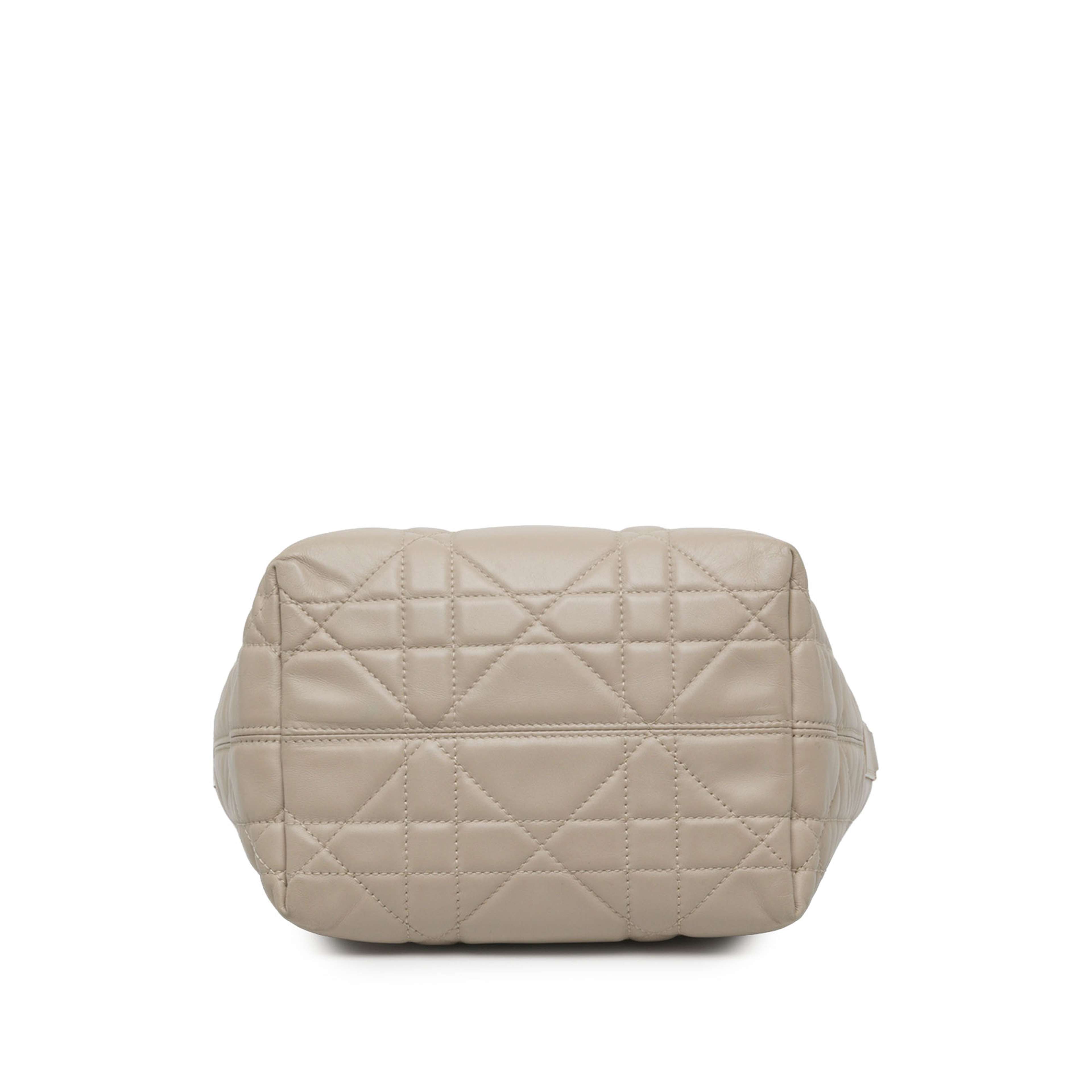 Dior Small Calfskin Macrocannage Toujours Satchel, från Luxclusif, i färgen beige. Klicka för att öppna bilden i stort format