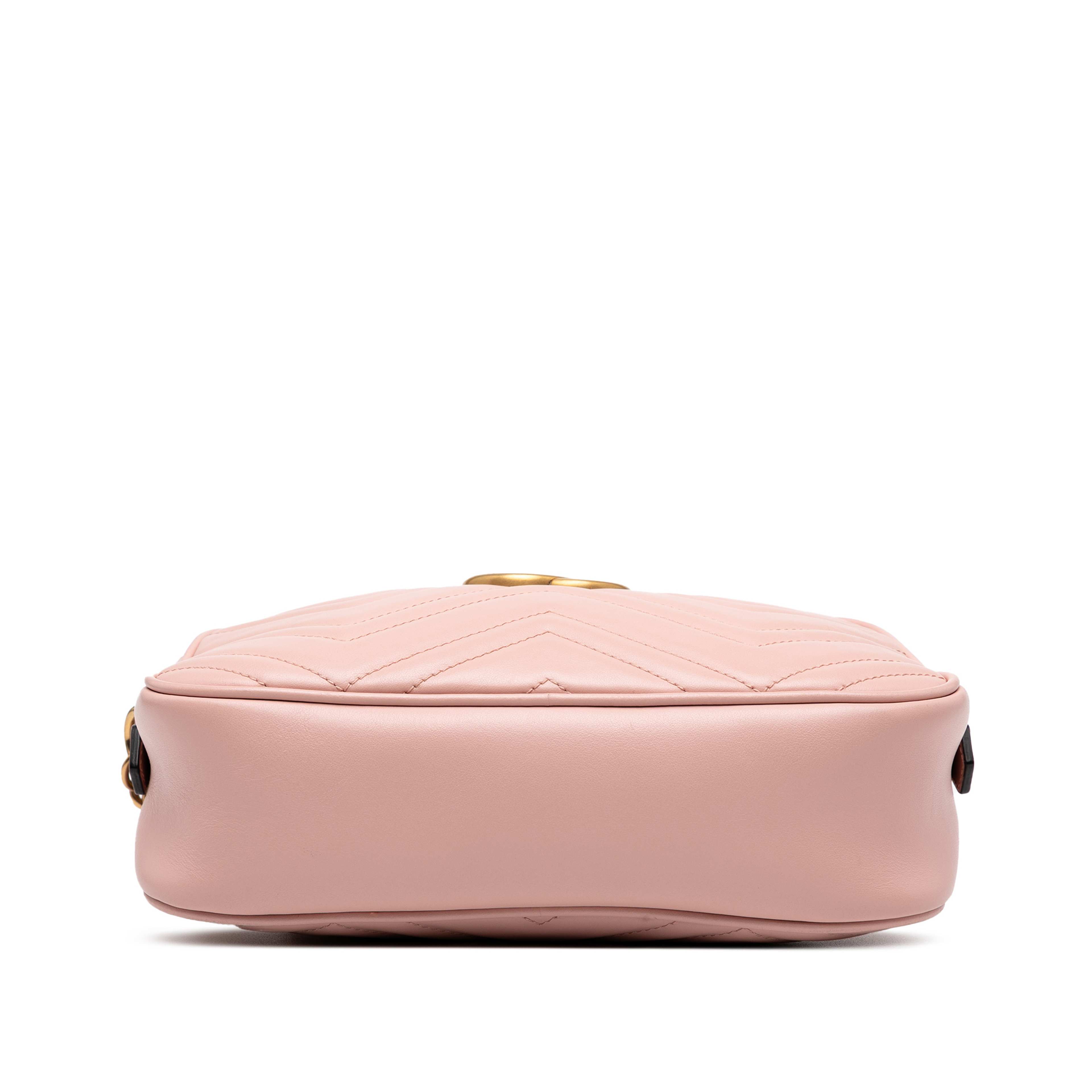 Gucci Small Gg Marmont Matelasse Leather Crossbody, från Luxclusif, i färgen pink. Klicka för att öppna bilden i stort format