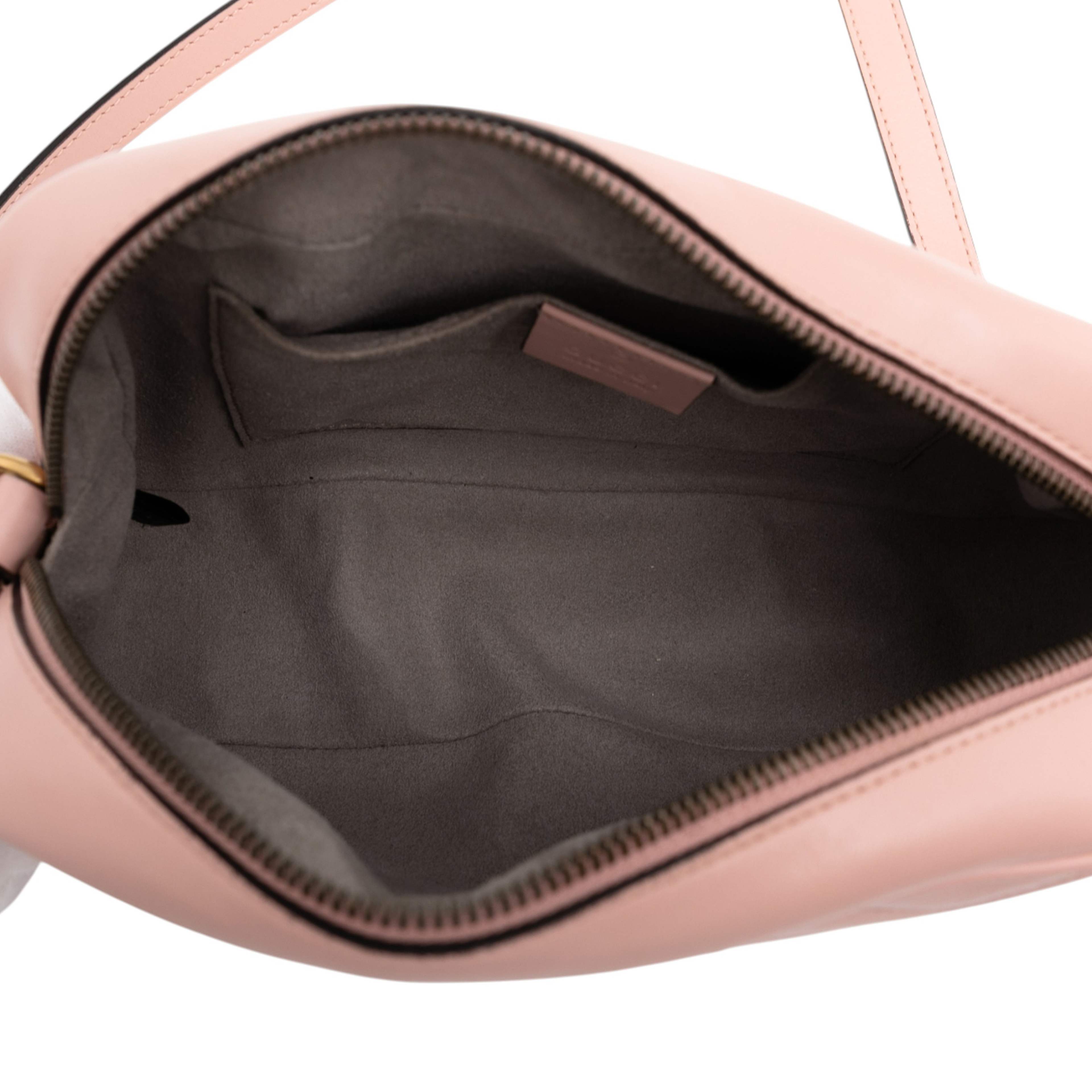 Gucci Small Gg Marmont Matelasse Leather Crossbody, från Luxclusif, i färgen pink. Klicka för att öppna bilden i stort format