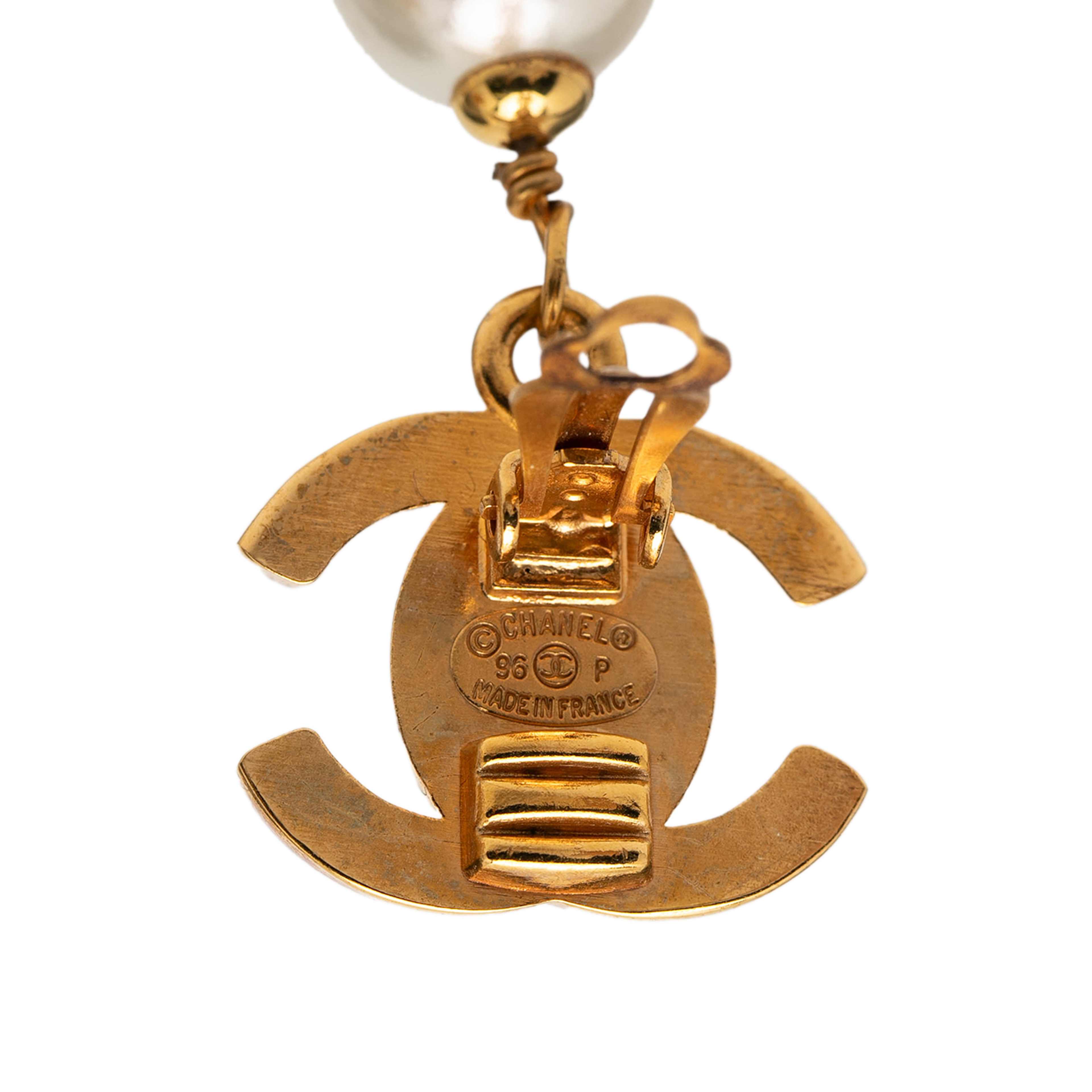 Chanel Cc Gold Plated Turnlock Faux Pearl Drop Clip On Earrings, från Luxclusif, i färgen gold. Klicka för att öppna bilden i stort format
