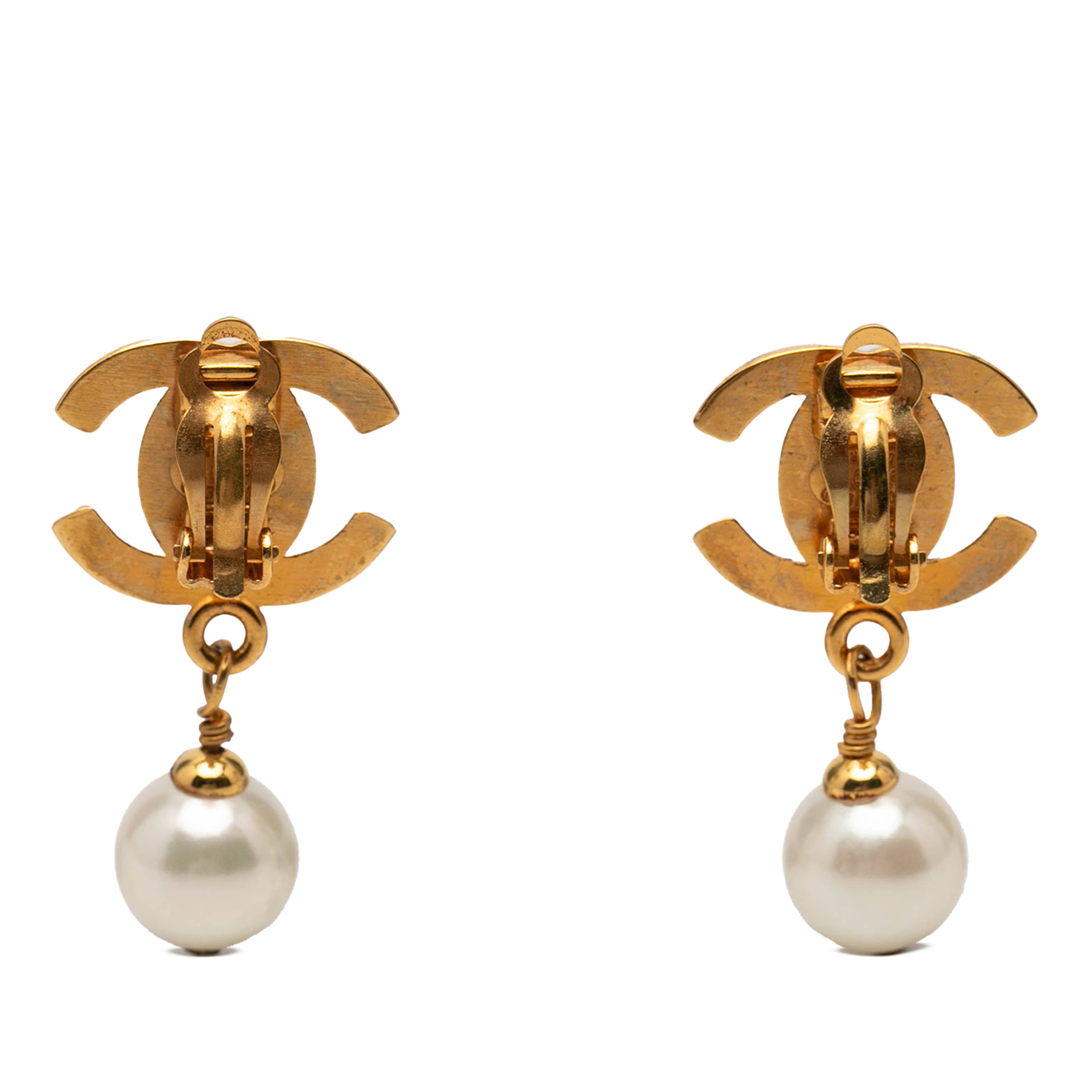 Chanel Cc Gold Plated Turnlock Faux Pearl Drop Clip On Earrings, från Luxclusif, i färgen gold. Klicka för att öppna bilden i stort format