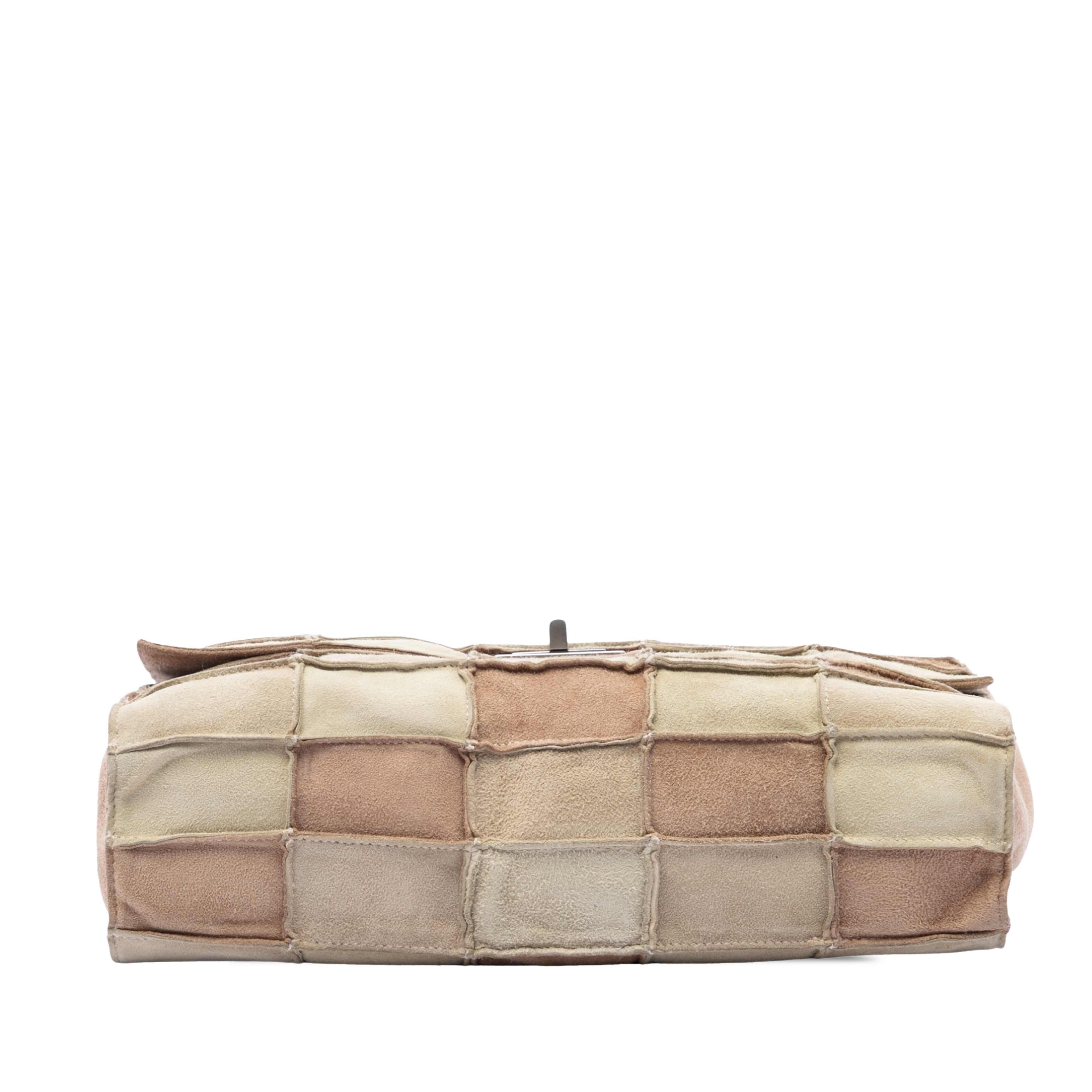 Chanel Suede Patchwork Reissue 2.55 Flap, från Luxclusif, i färgen beige. Klicka för att öppna bilden i stort format