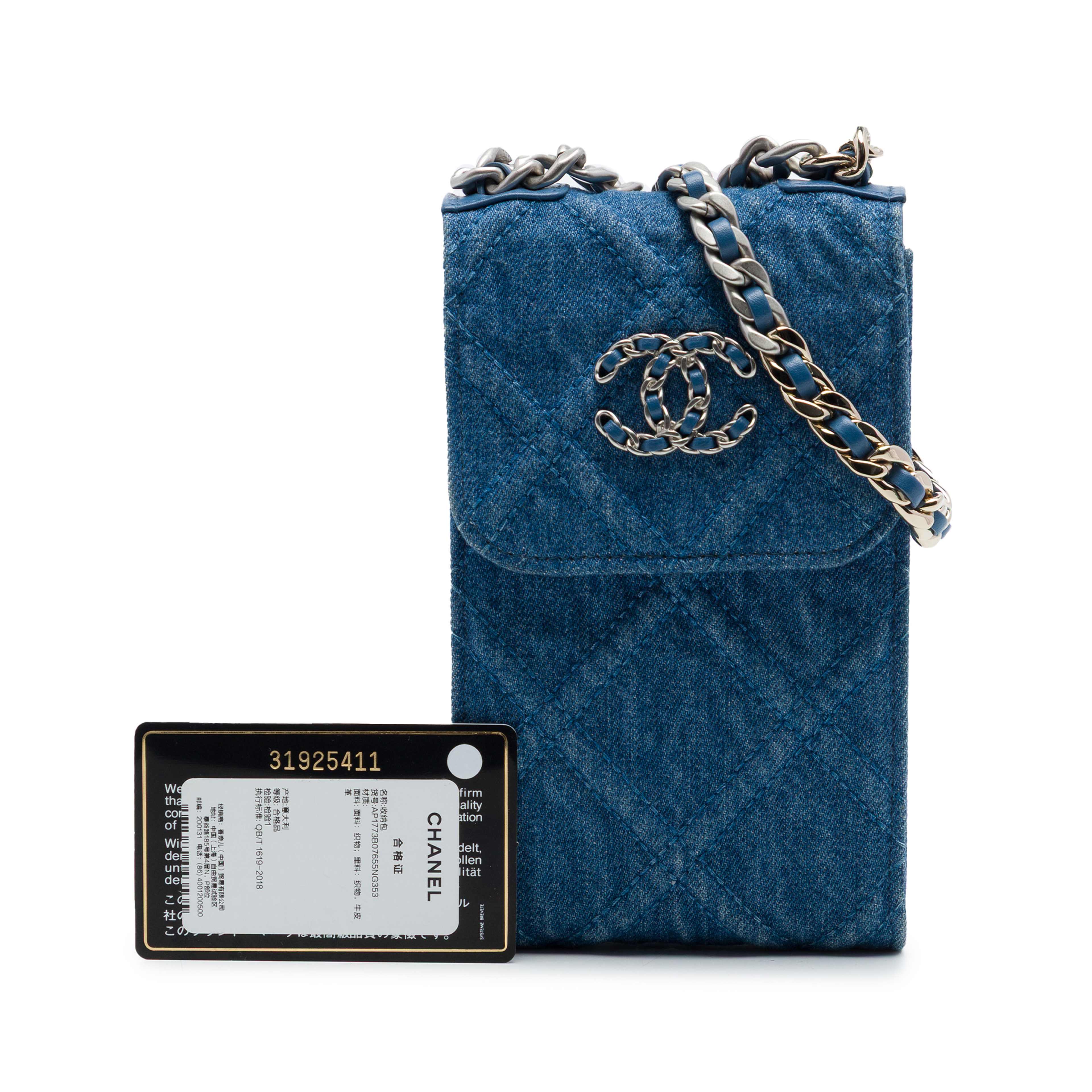 Chanel Denim 19 Phone Holder With Chain, från Luxclusif, i färgen blå. Klicka för att öppna bilden i stort format