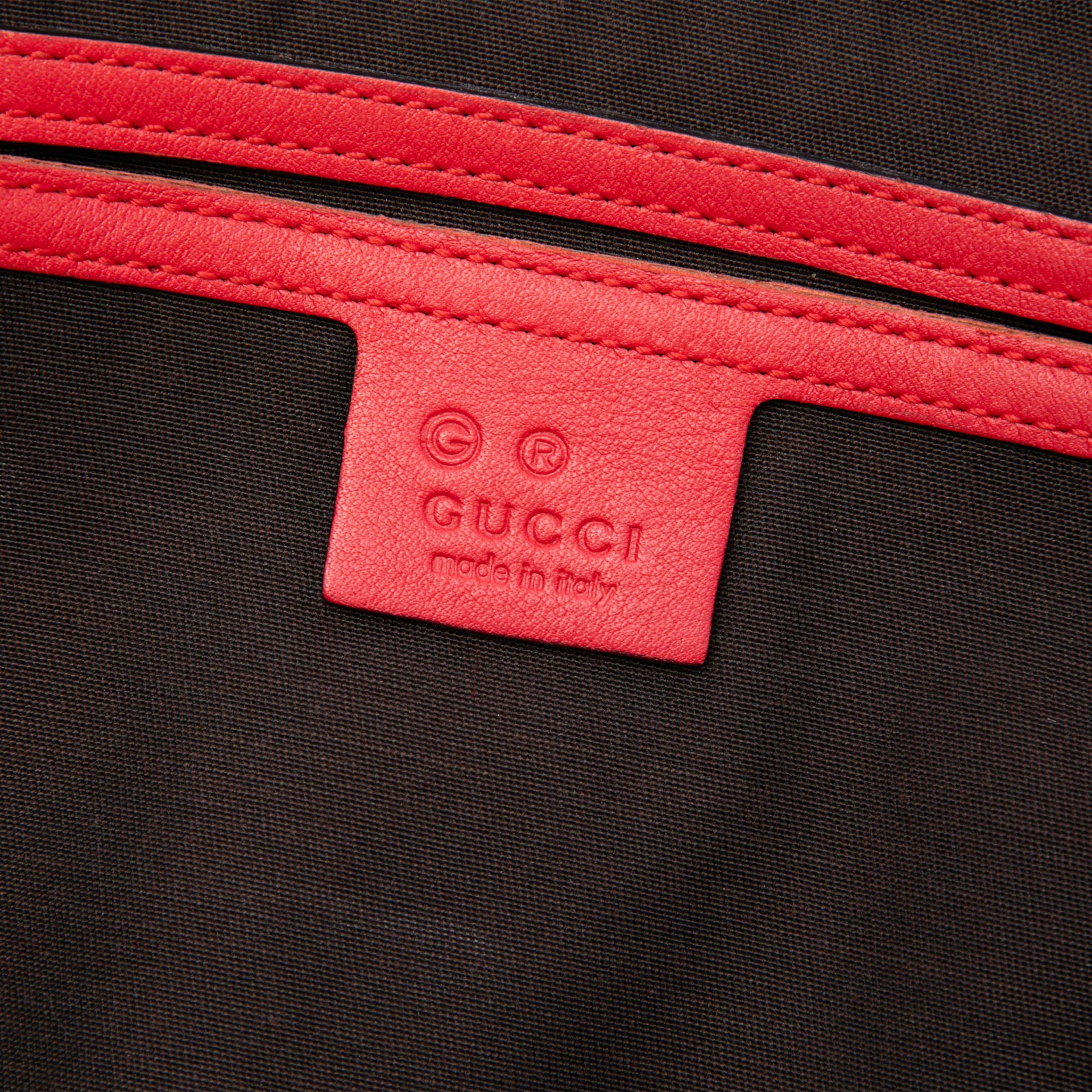 Gucci Medium Guccissima Joy Boston Bag, från Luxclusif, i färgen röd. Klicka för att öppna bilden i stort format