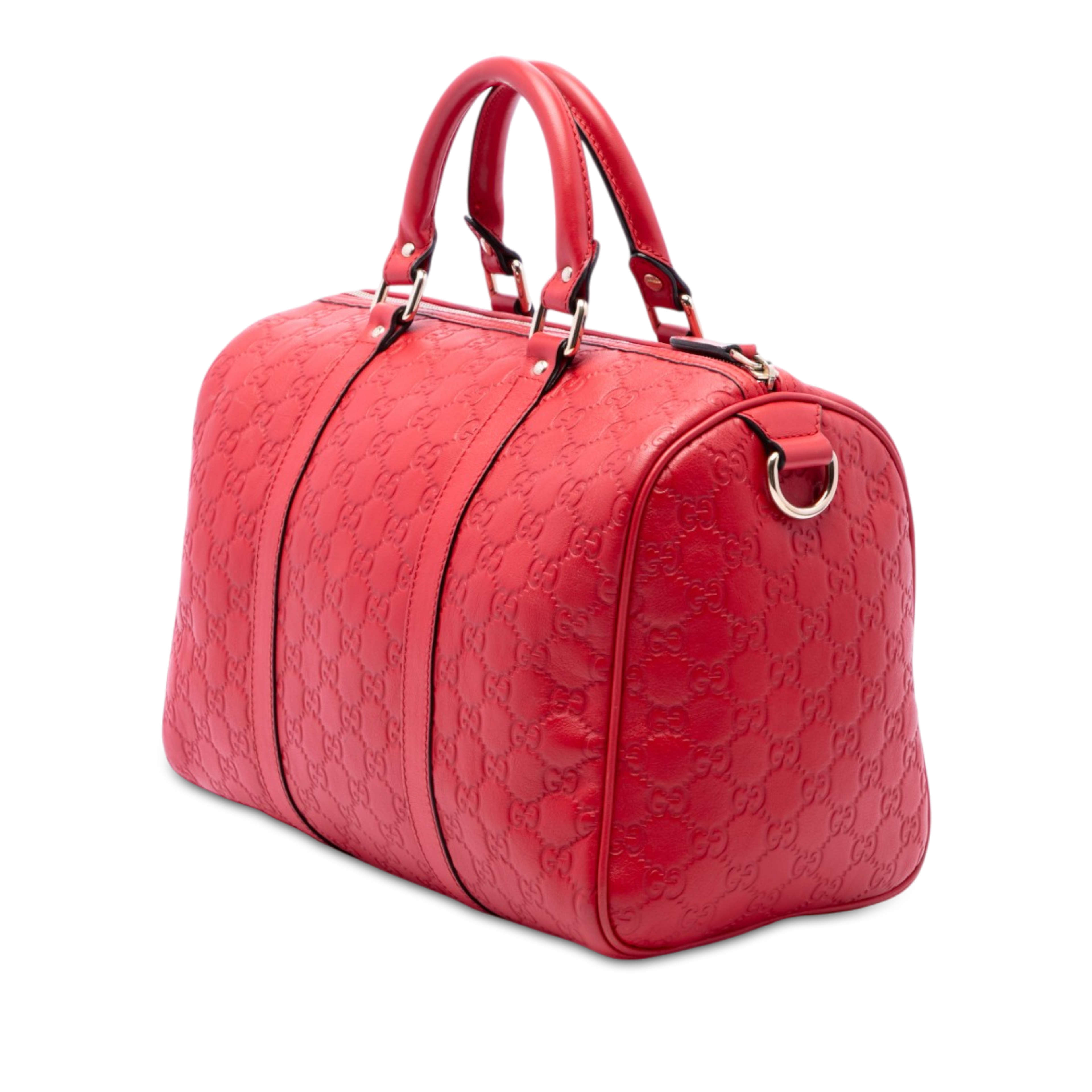 Gucci Medium Guccissima Joy Boston Bag, från Luxclusif, i färgen röd. Klicka för att öppna bilden i stort format