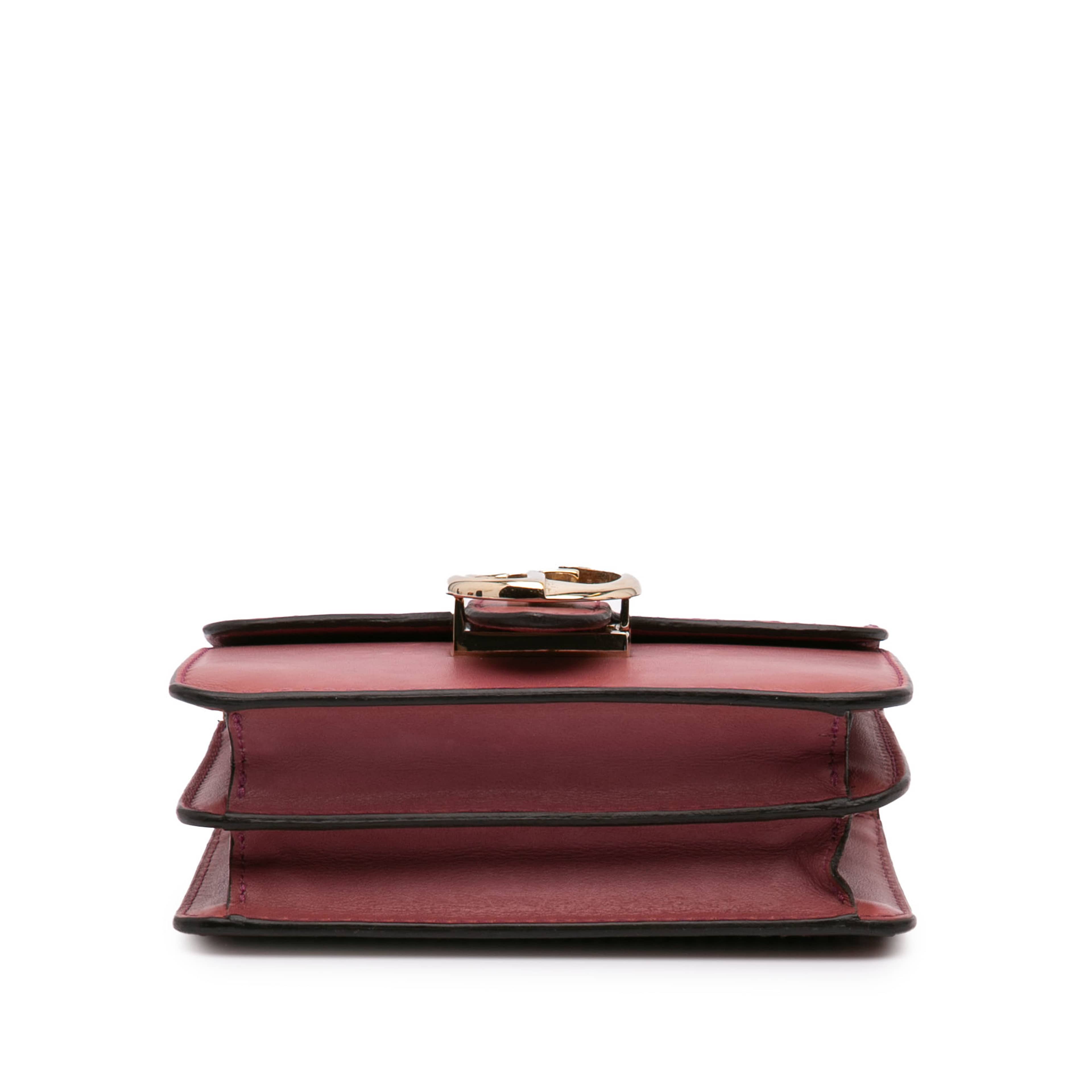Gucci Small Leather 1973 Crossbody Bag, från Luxclusif, i färgen red.
