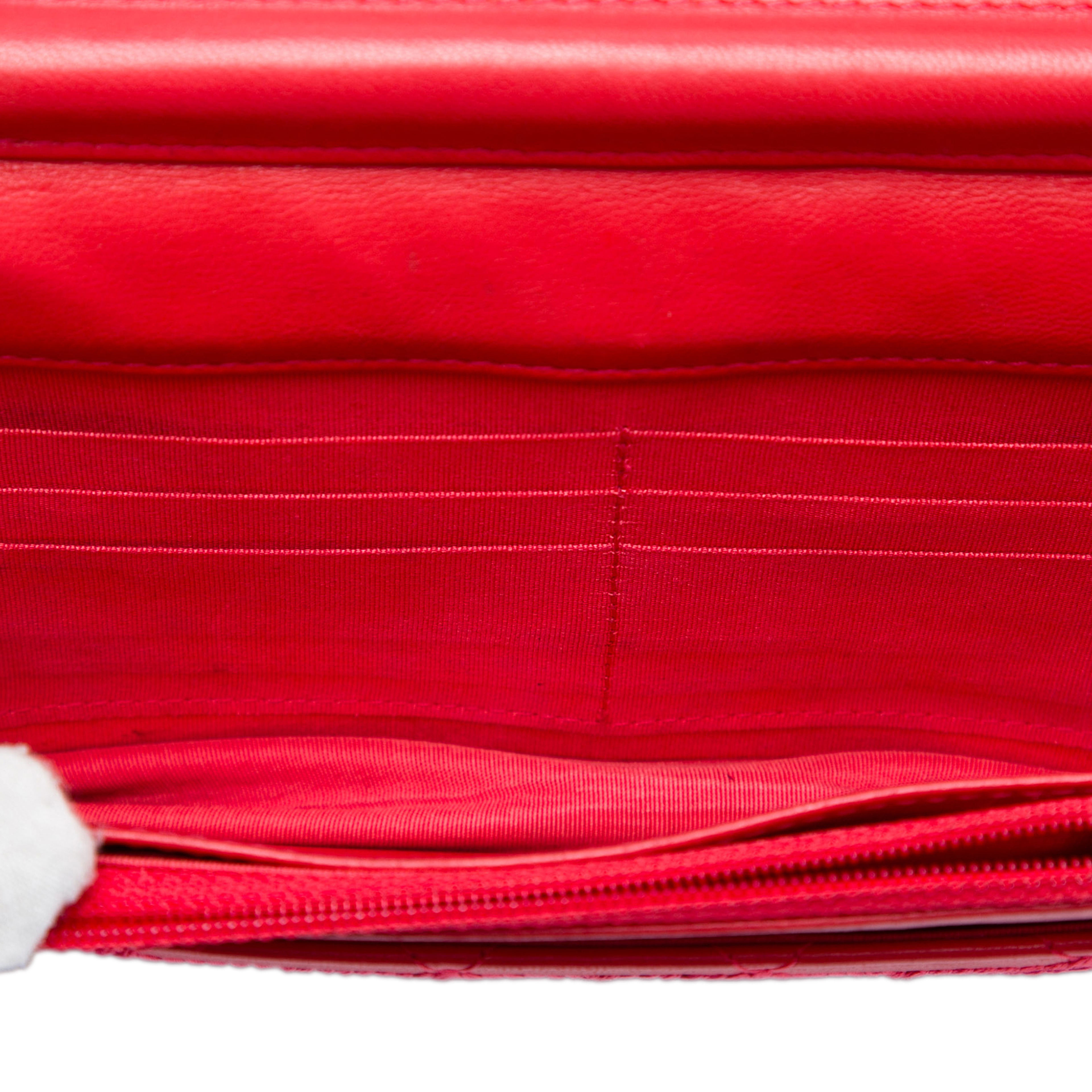 Chanel Cc Lambskin Wild Stitch Wallet On Chain, från Luxclusif, i färgen röd. Klicka för att öppna bilden i stort format