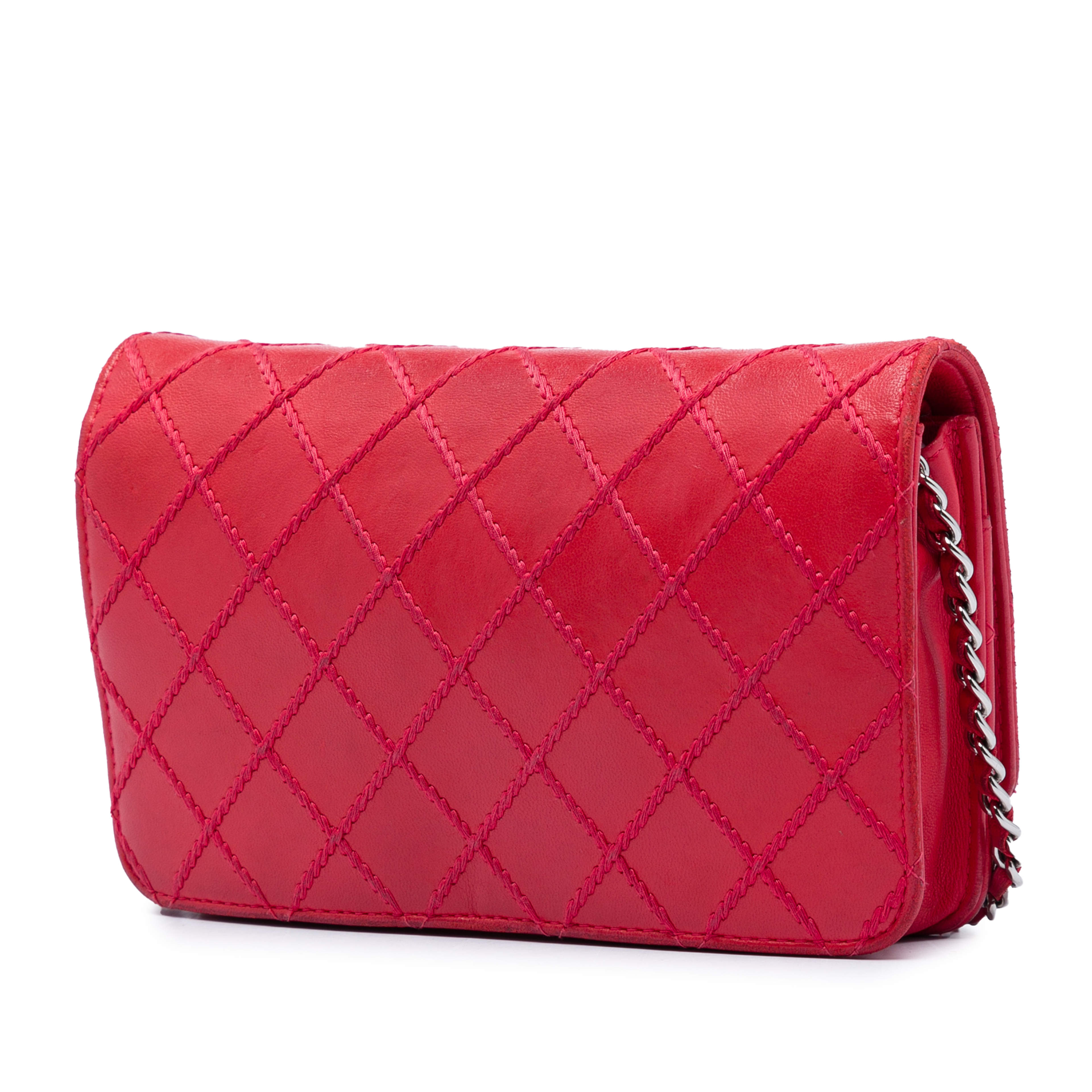 Chanel Cc Lambskin Wild Stitch Wallet On Chain, från Luxclusif, i färgen röd. Klicka för att öppna bilden i stort format
