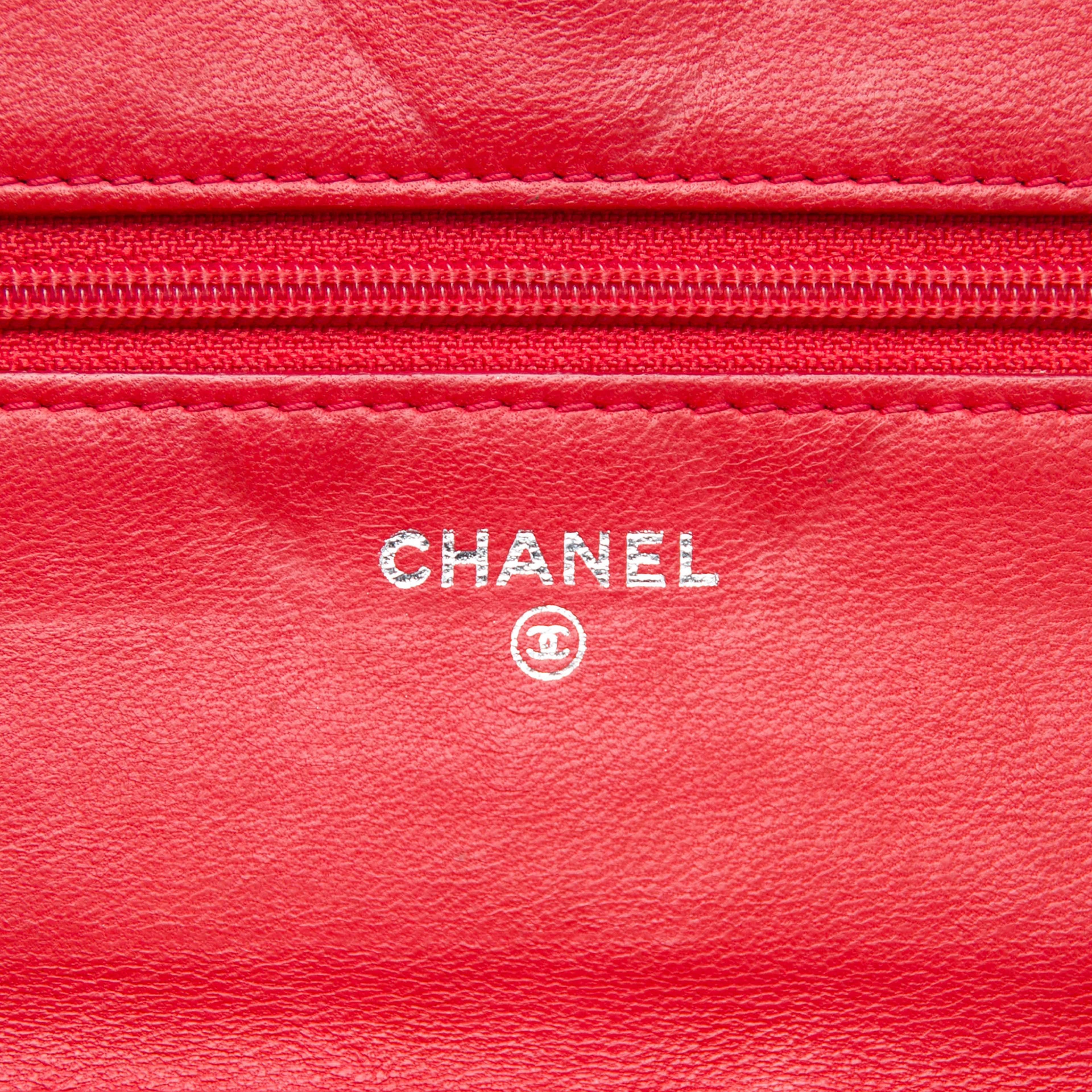 Chanel Cc Lambskin Wild Stitch Wallet On Chain, från Luxclusif, i färgen röd. Klicka för att öppna bilden i stort format