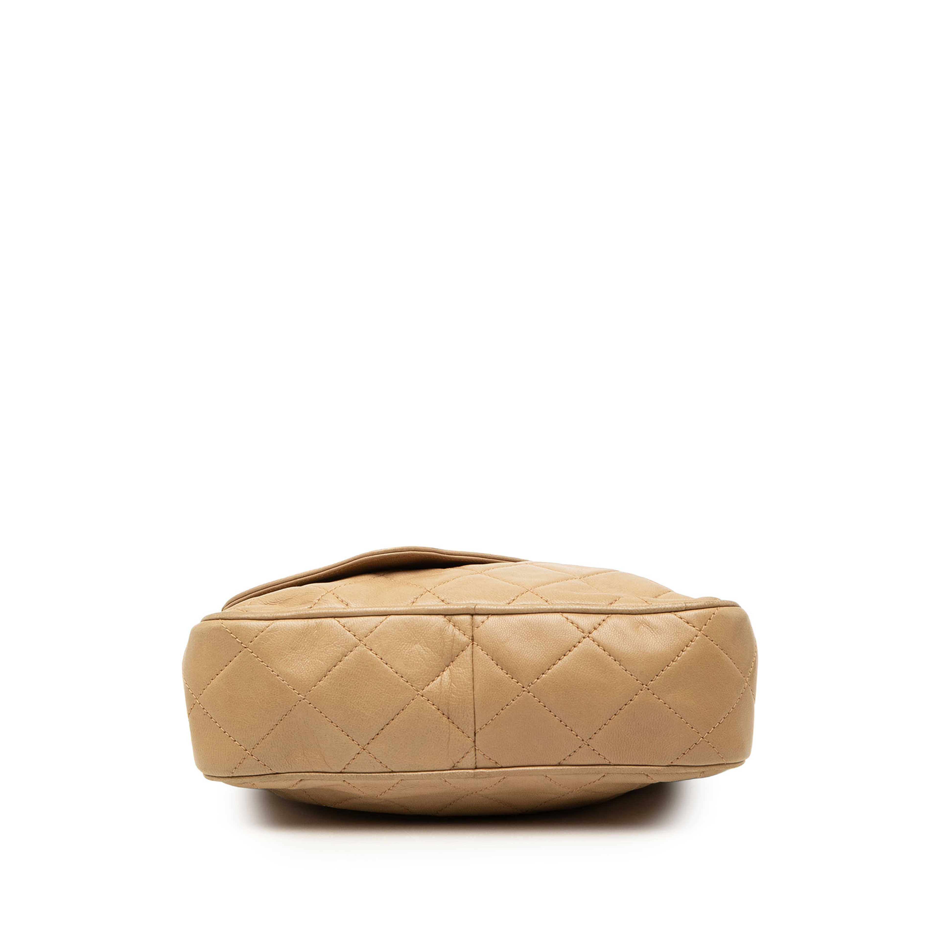 Chanel Mini Cc Quilted Lambskin Tassel Camera Bag, från Luxclusif, i färgen beige. Klicka för att öppna bilden i stort format