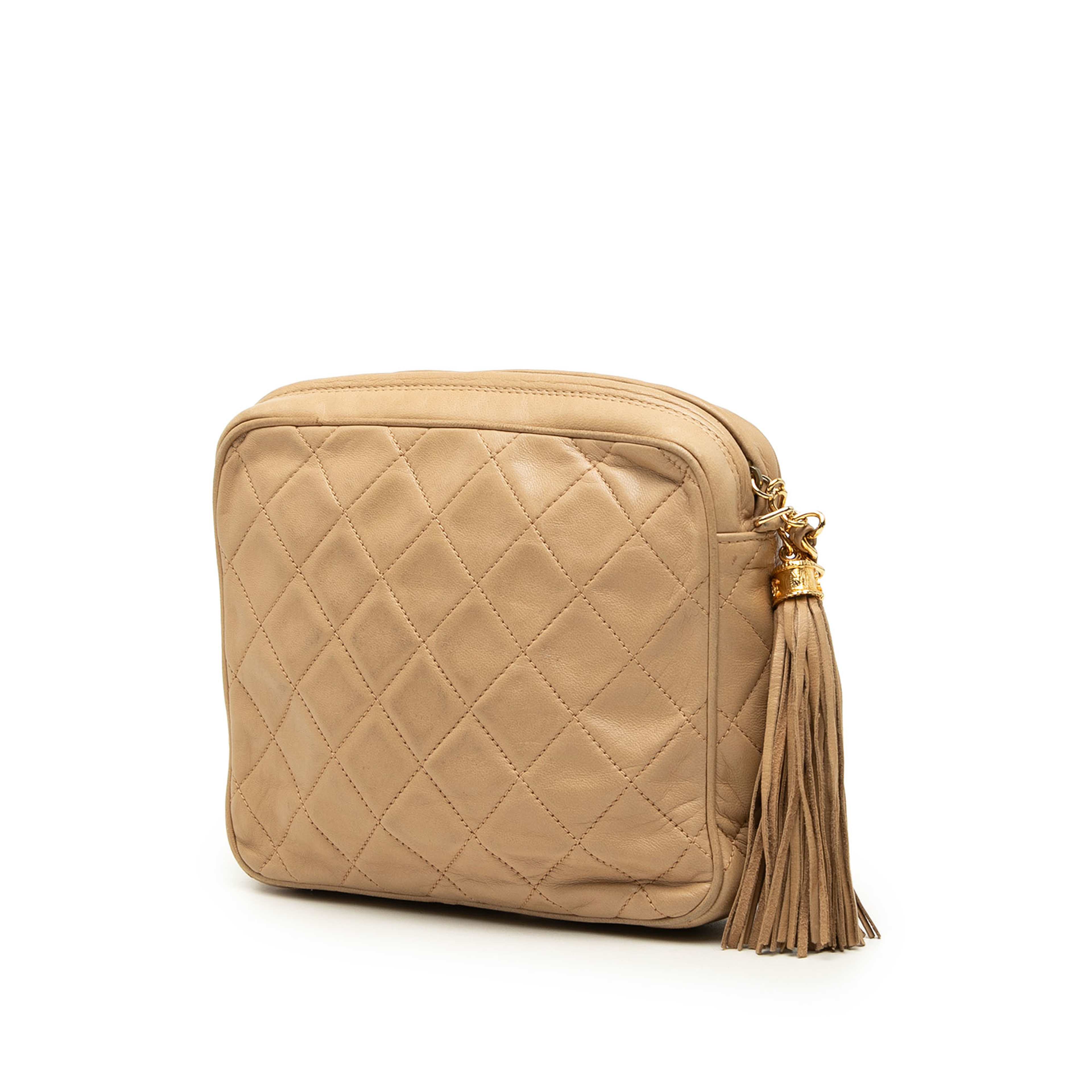Chanel Mini Cc Quilted Lambskin Tassel Camera Bag, från Luxclusif, i färgen beige. Klicka för att öppna bilden i stort format