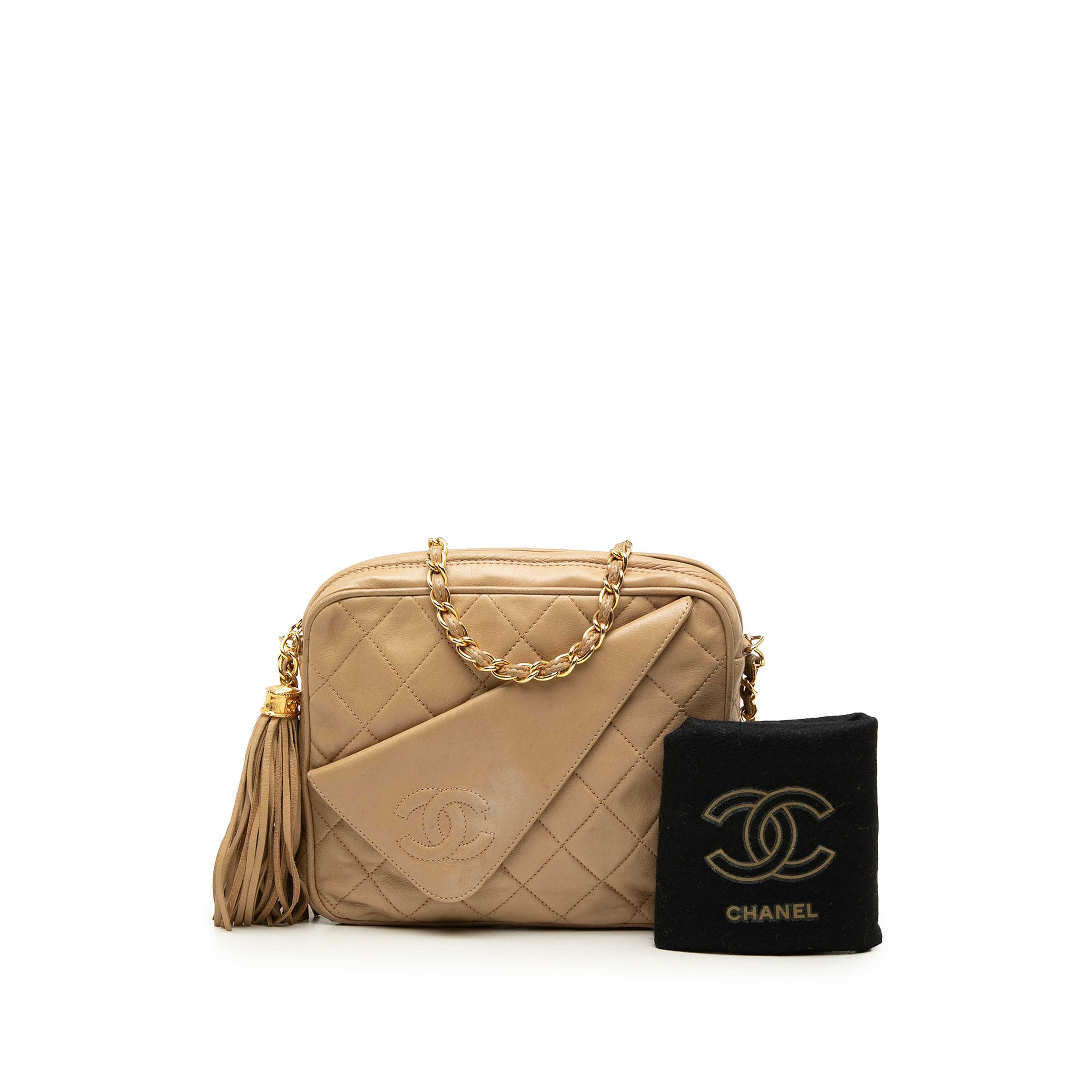 Chanel Mini Cc Quilted Lambskin Tassel Camera Bag, från Luxclusif, i färgen beige. Klicka för att öppna bilden i stort format