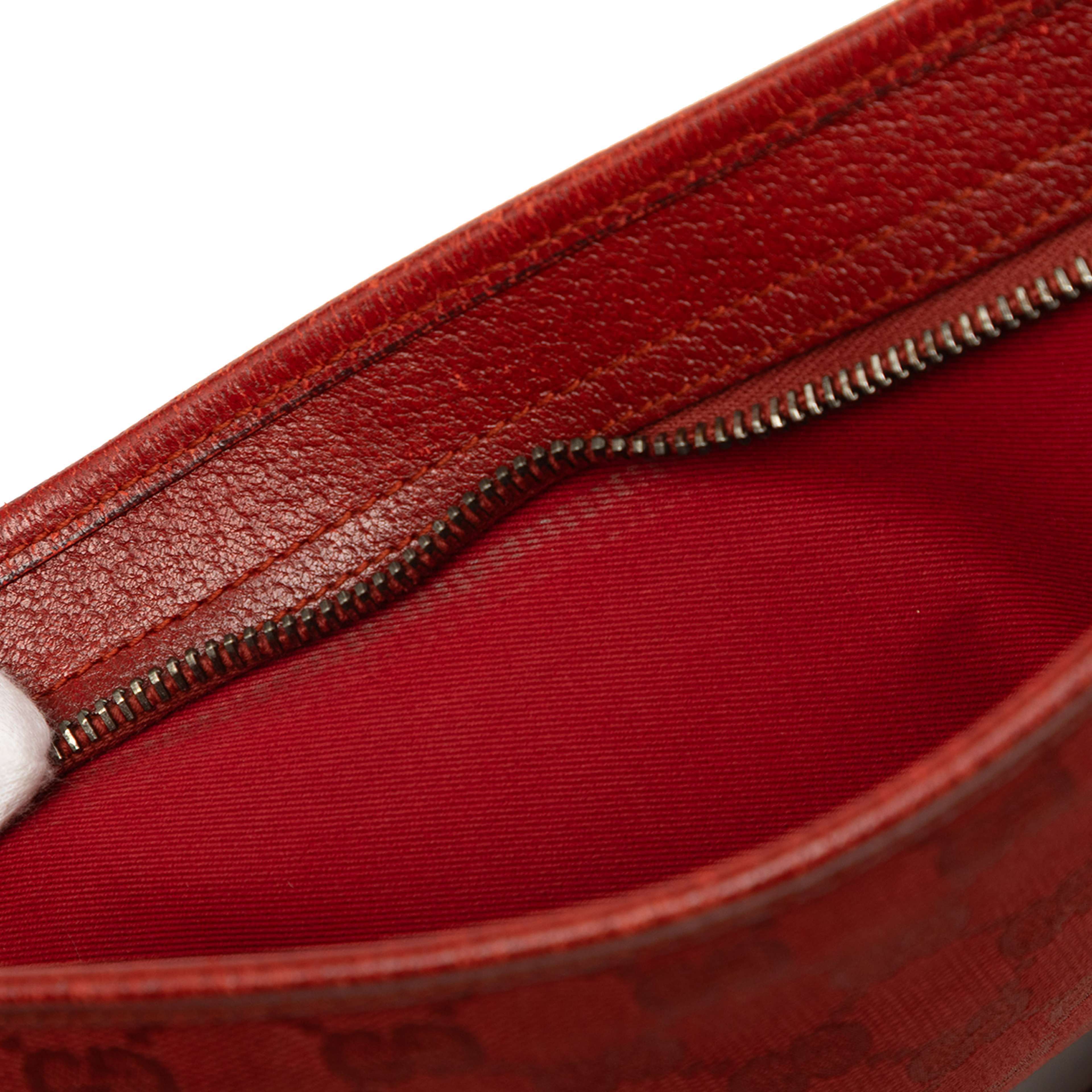 Gucci Gg Canvas Crossbody, från Luxclusif, i färgen röd. Klicka för att öppna bilden i stort format