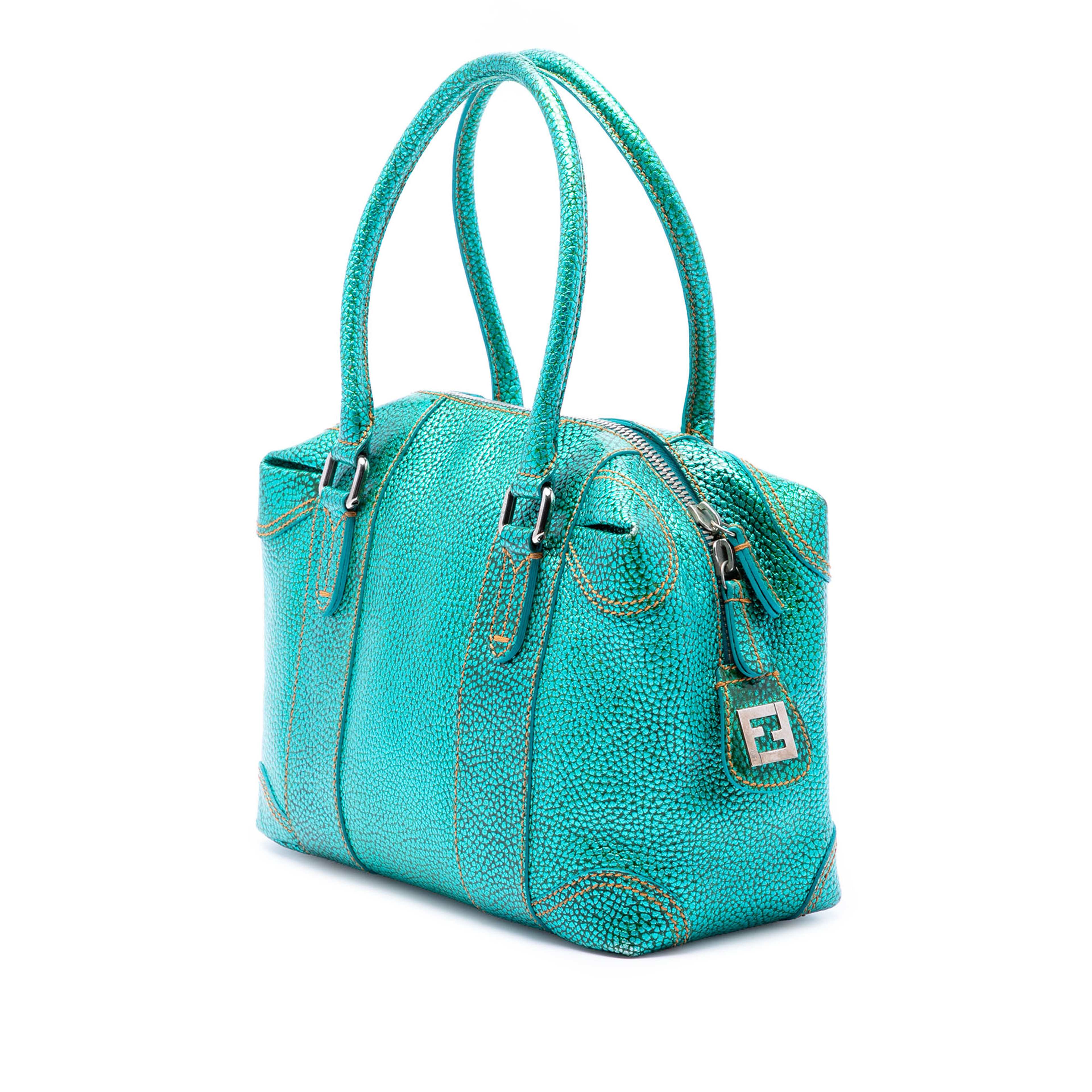 Fendi Metallic Pebbled Leather Mixed Media Boston Bag, från Luxclusif, i färgen green. Klicka för att öppna bilden i stort format