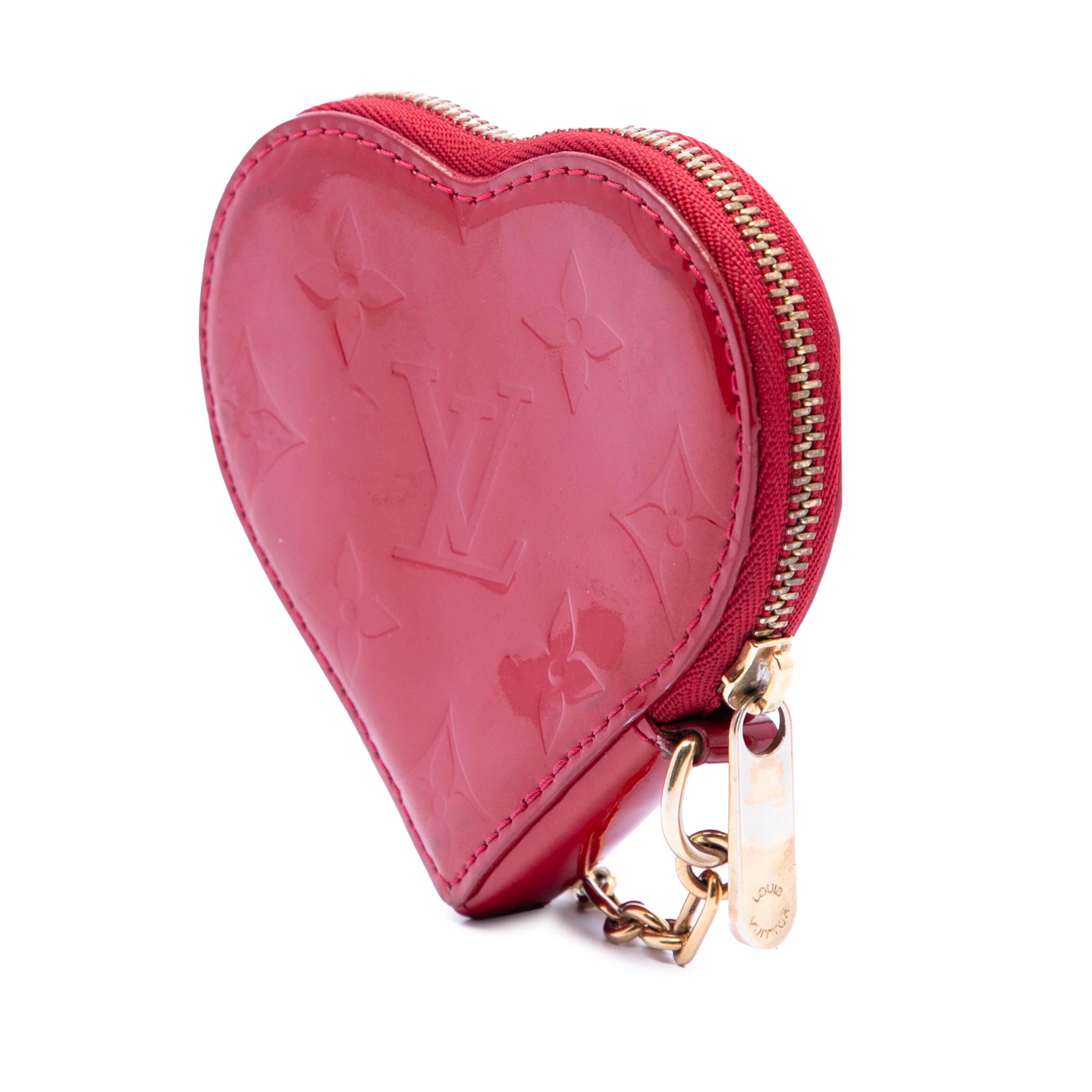 Louis Vuitton Monogram Vernis Heart Coin Purse, från Luxclusif, i färgen röd. Klicka för att öppna bilden i stort format