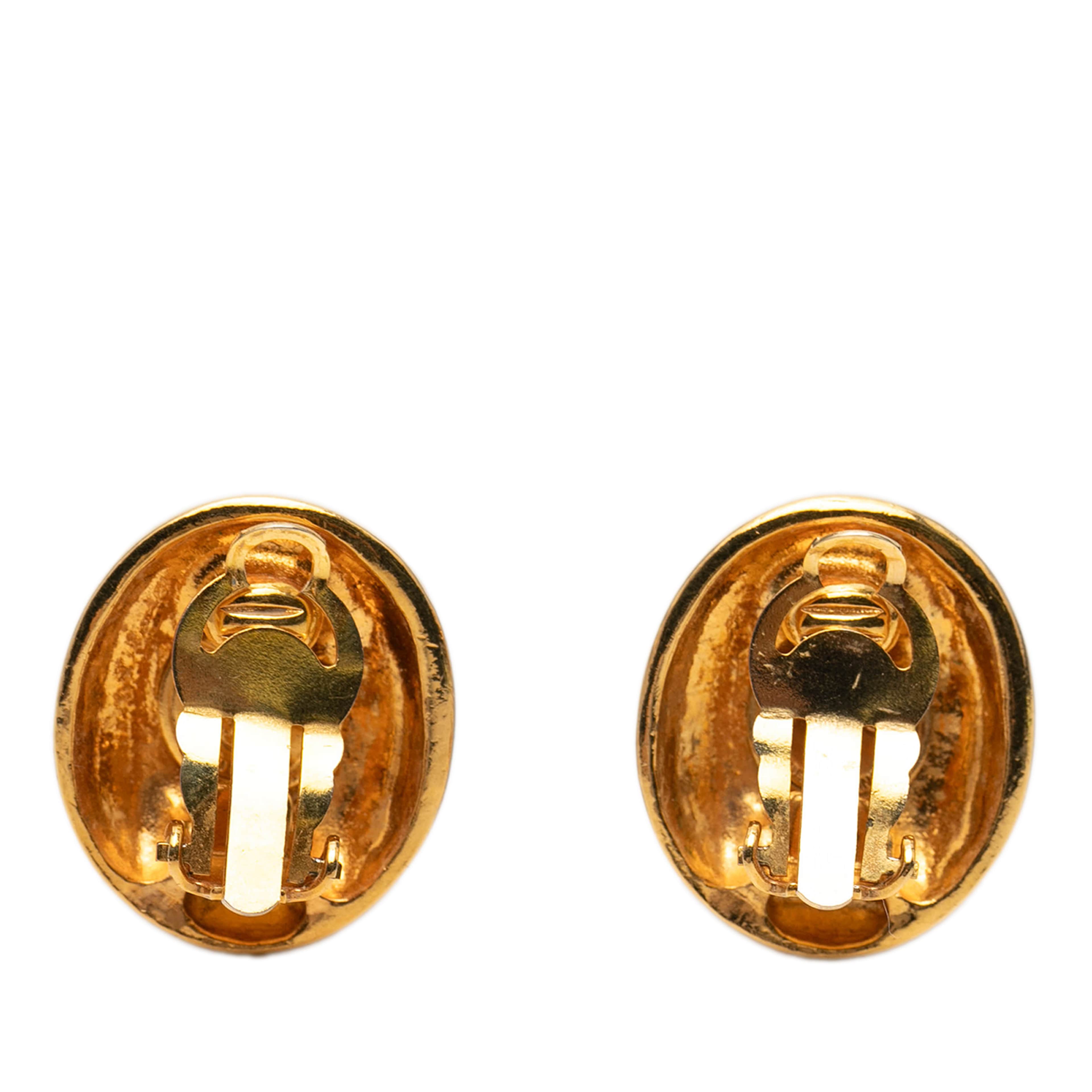 Chanel Gold Plated Mademoiselle Clip On Earrings, från Luxclusif, i färgen guld. Klicka för att öppna bilden i stort format