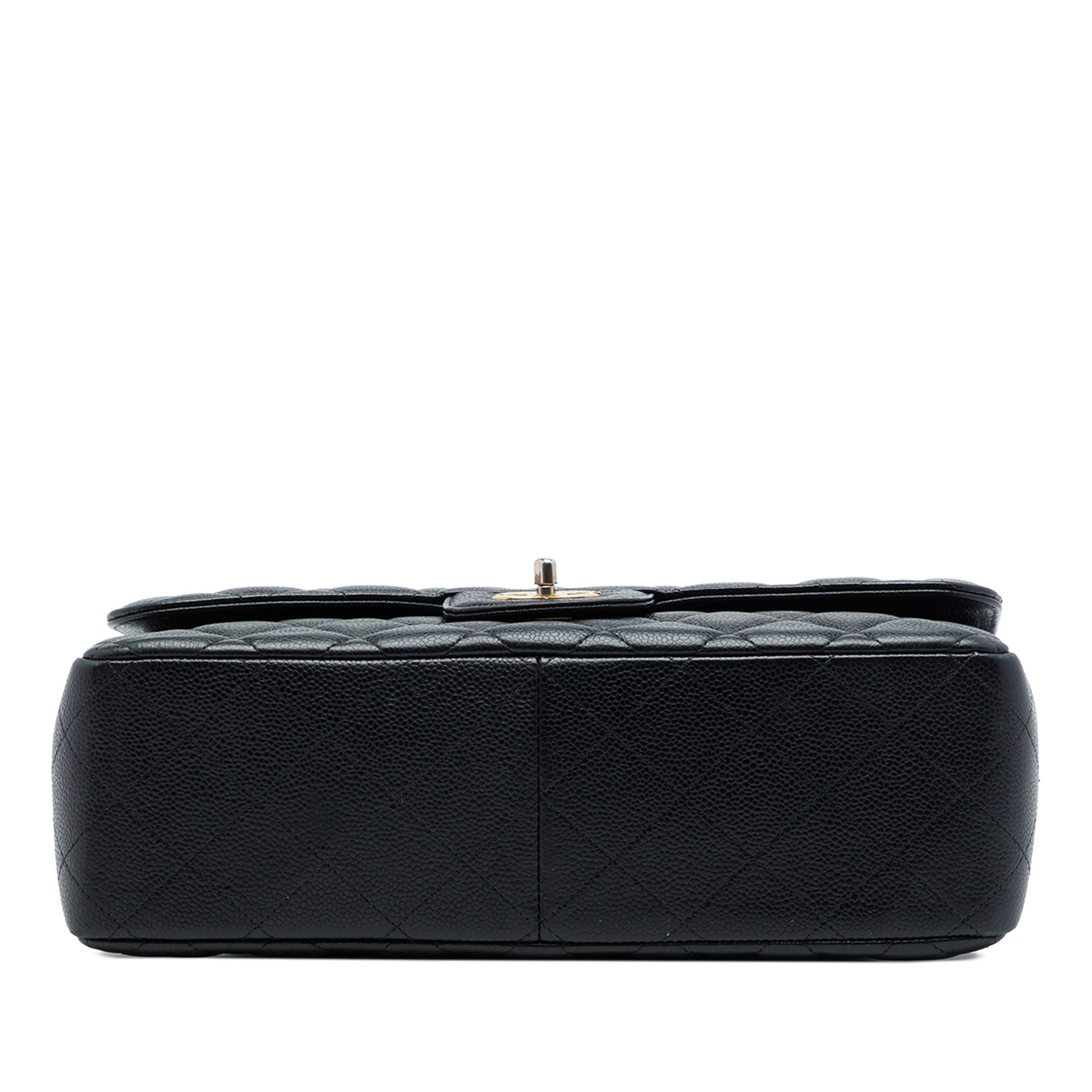 Chanel Jumbo Classic Caviar Double Flap, från Luxclusif, i färgen svart. Klicka för att öppna bilden i stort format