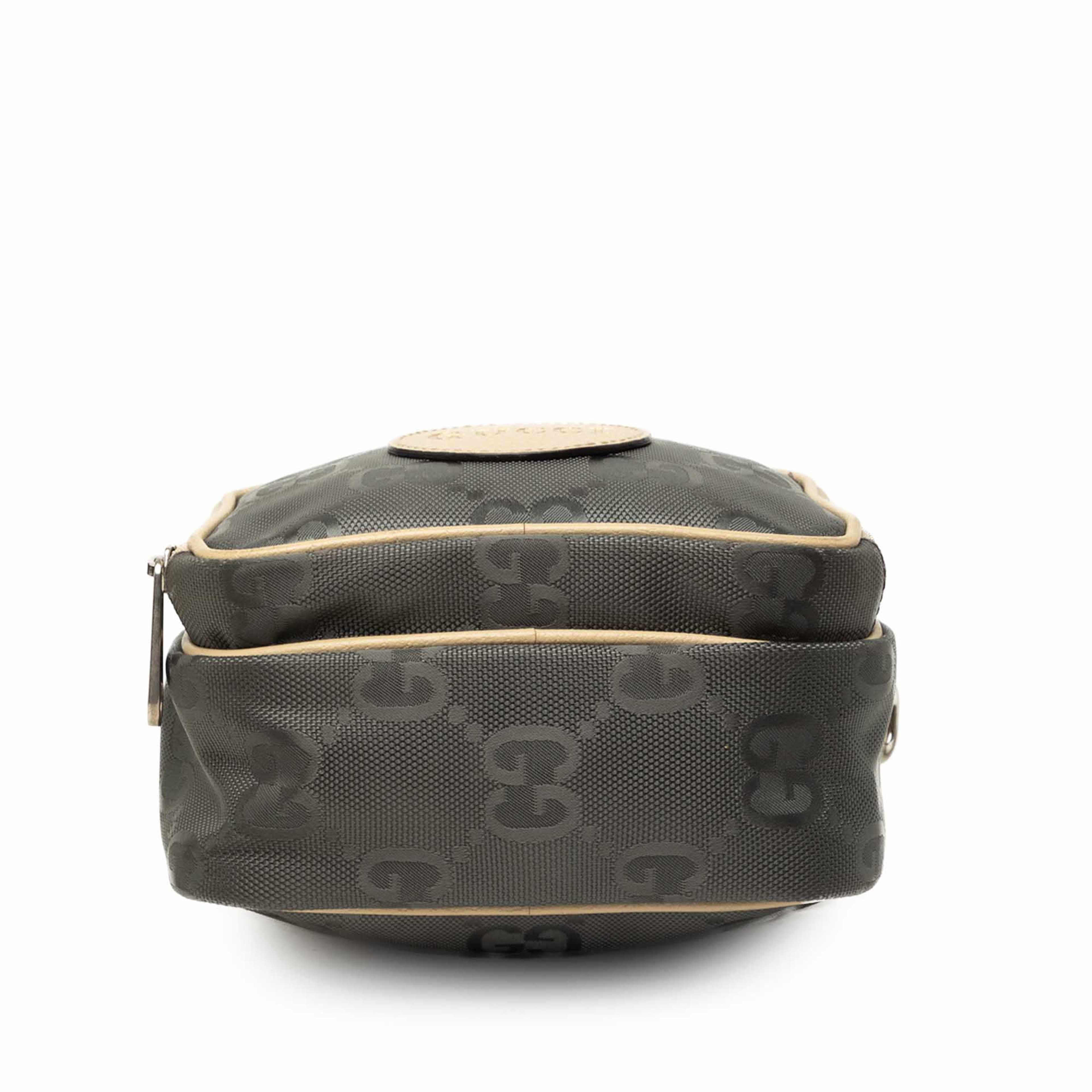 Gucci Gg Nylon Off The Grid Satchel, från Luxclusif, i färgen grå. Klicka för att öppna bilden i stort format