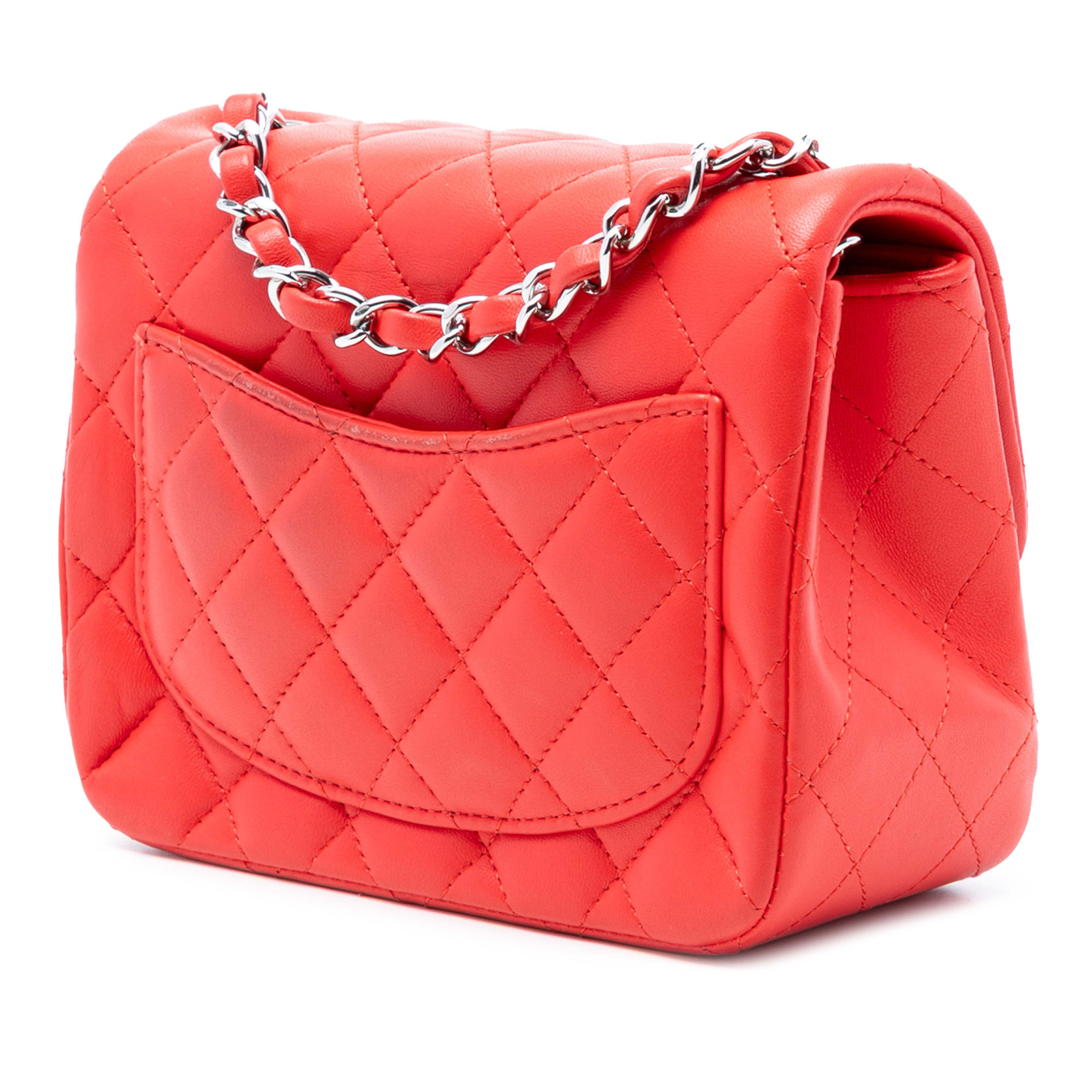 Chanel Mini Square Classic Lambskin Single Flap, från Luxclusif, i färgen red. Klicka för att öppna bilden i stort format