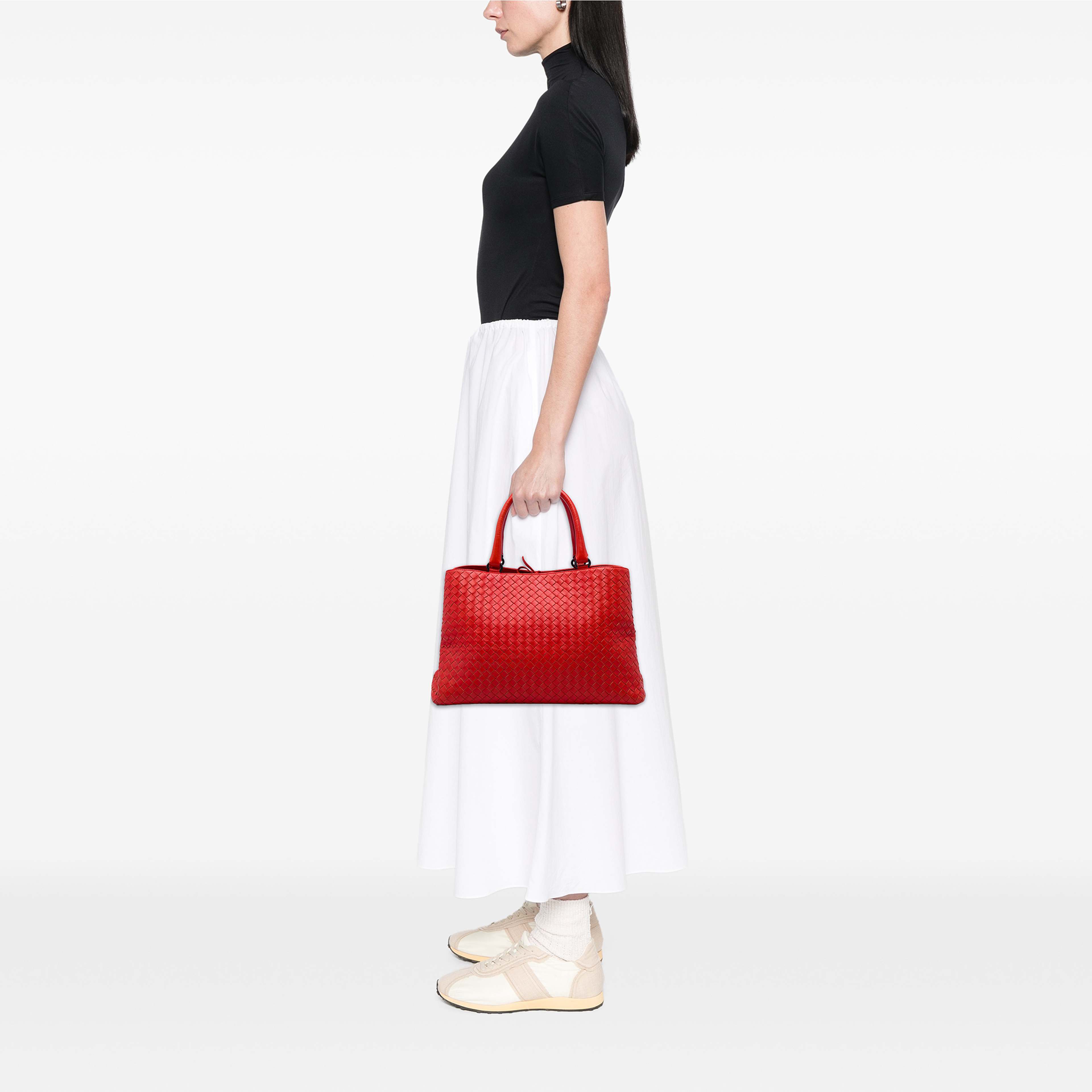 Bottega Veneta Nappa Intrecciato Milano Tote, från Luxclusif, i färgen röd. Klicka för att öppna bilden i stort format
