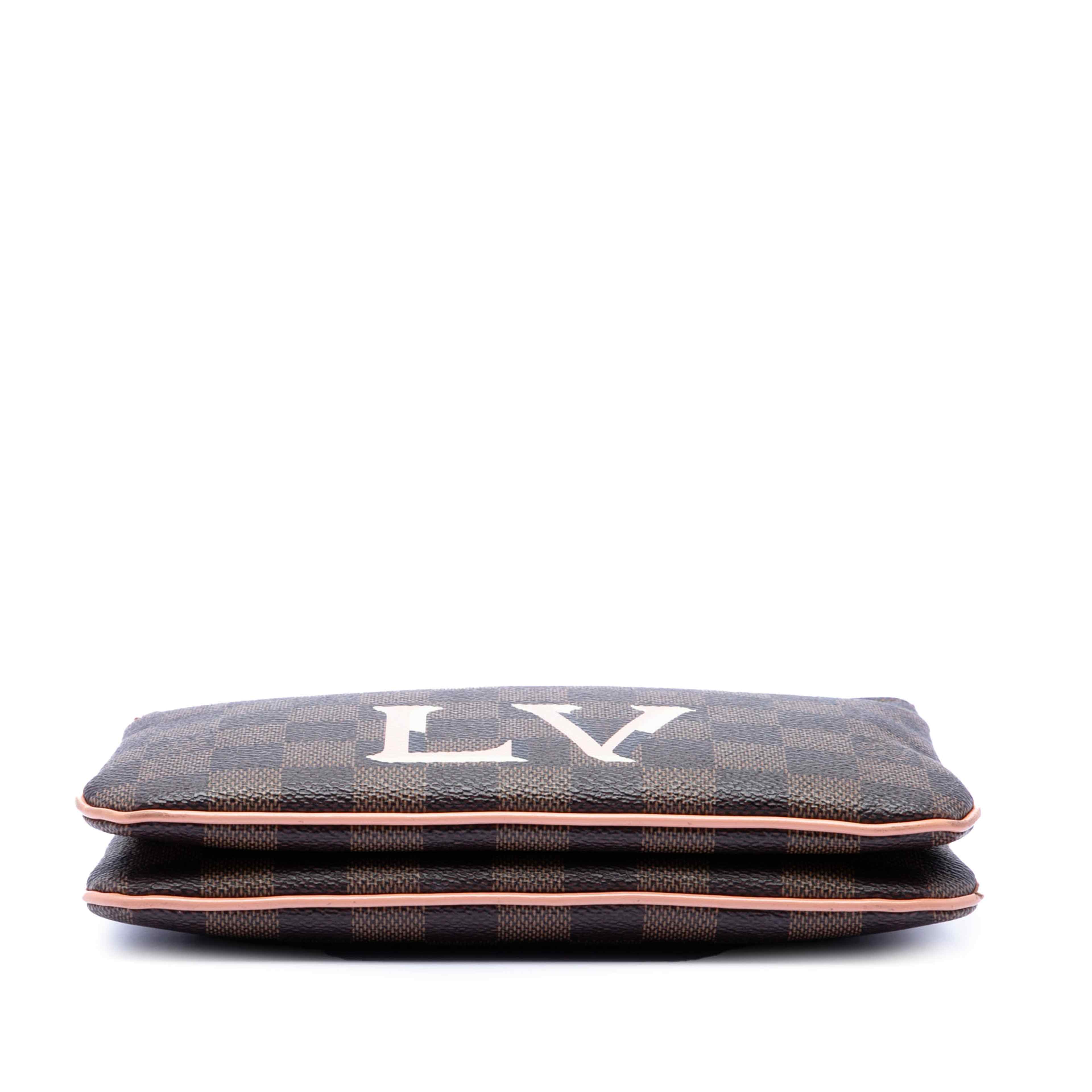 Louis Vuitton Damier Ebene Pochette Double Zip, från Luxclusif, i färgen brun. Klicka för att öppna bilden i stort format