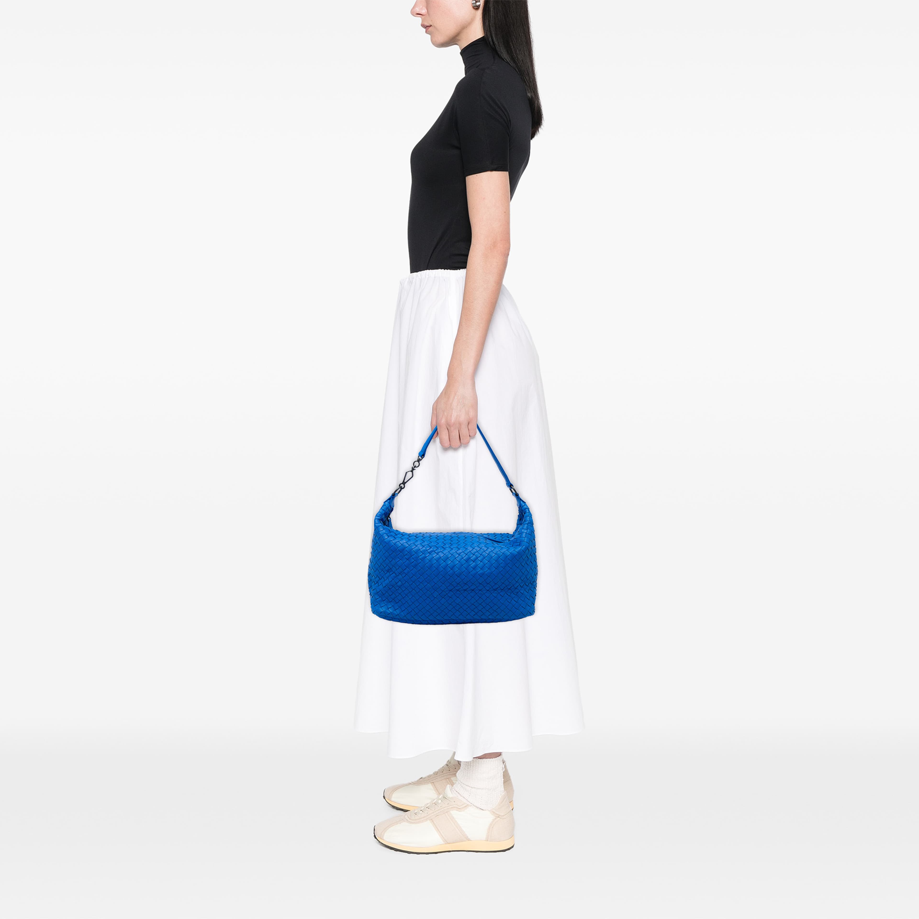 Bottega Veneta Nappa Intrecciato Shoulder Bag, från Luxclusif, i färgen blå. Klicka för att öppna bilden i stort format
