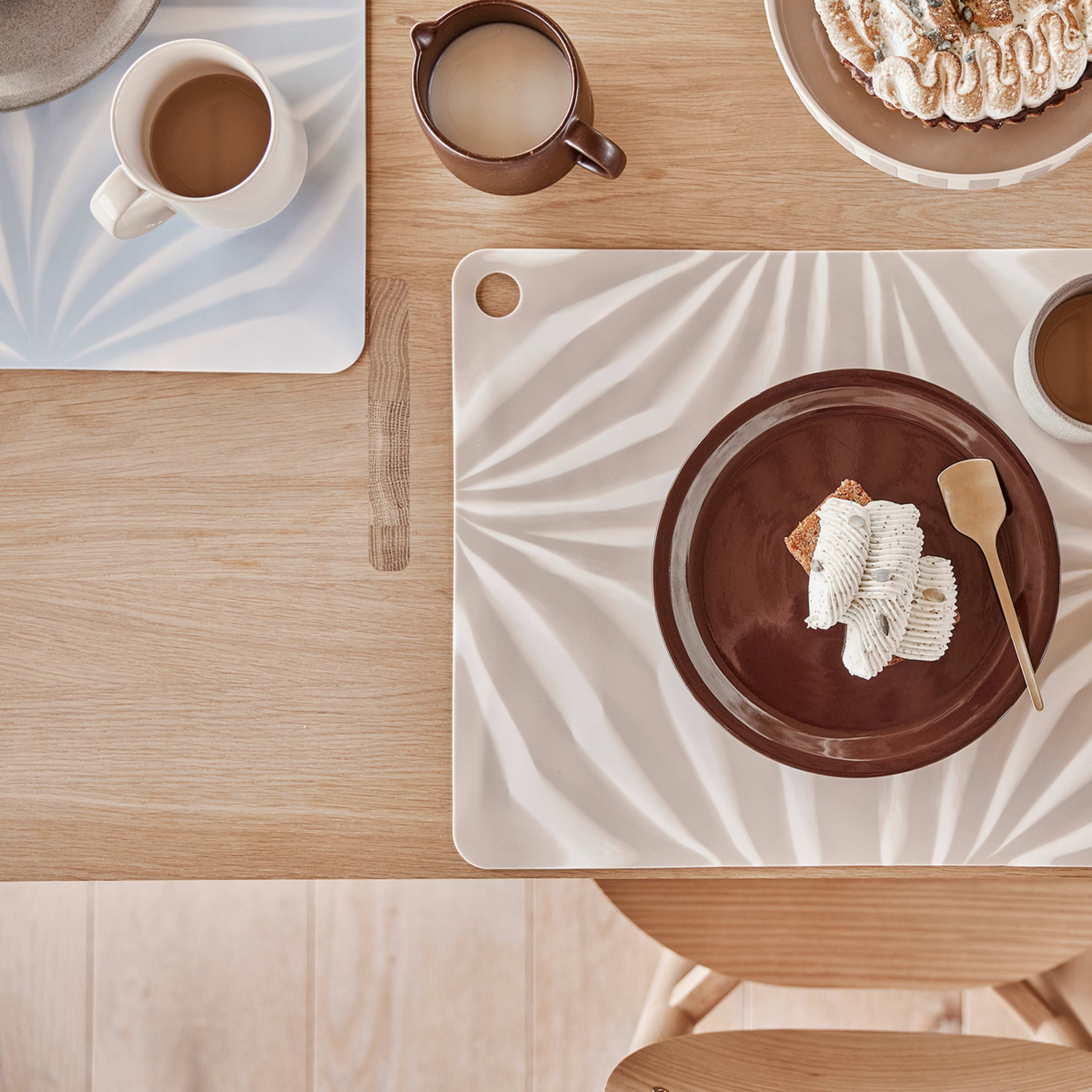 Hagi Milk Jug, från OYOY Living, i färgen brown. Klicka för att öppna bilden i stort format