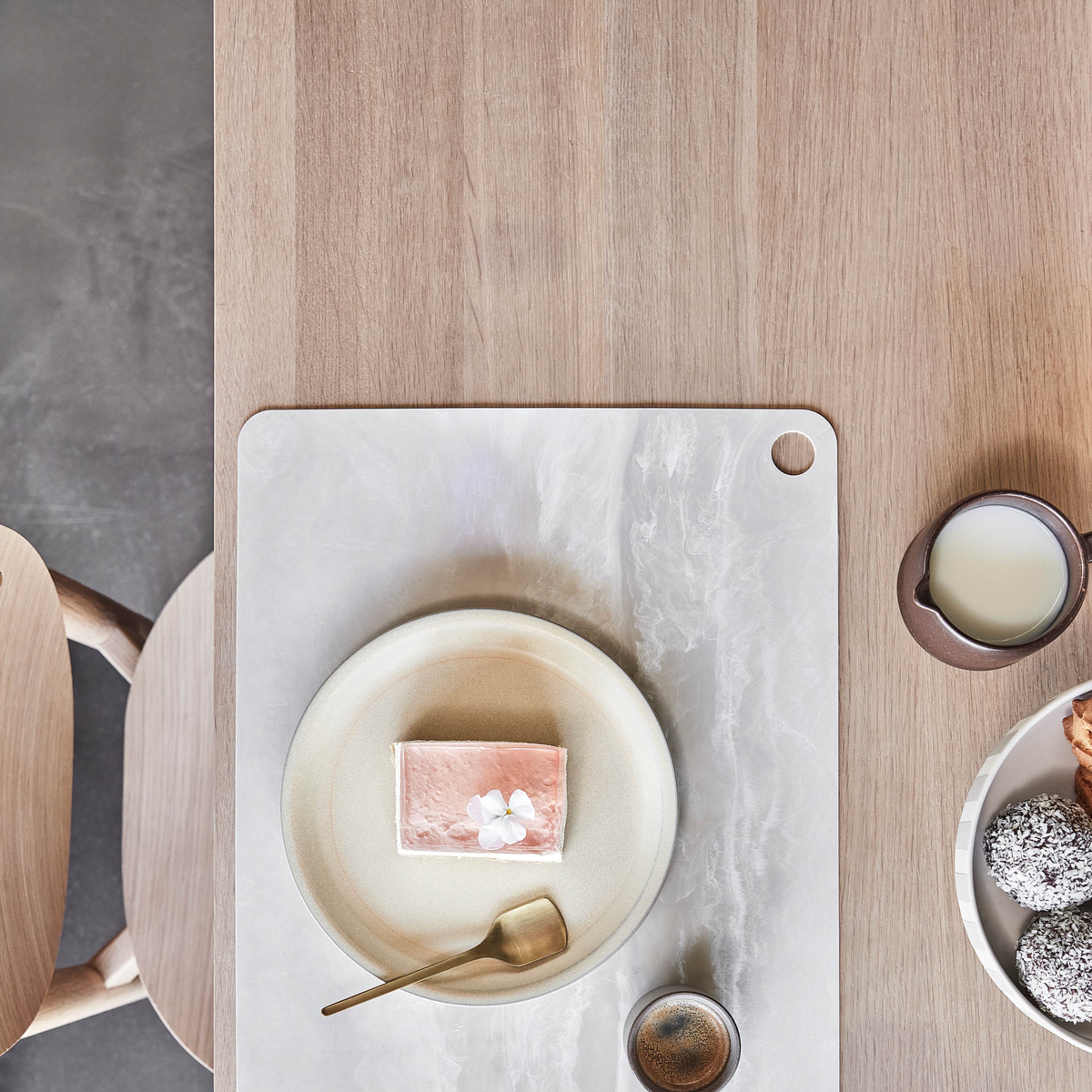 Hagi Milk Jug, från OYOY Living, i färgen brown. Klicka för att öppna bilden i stort format