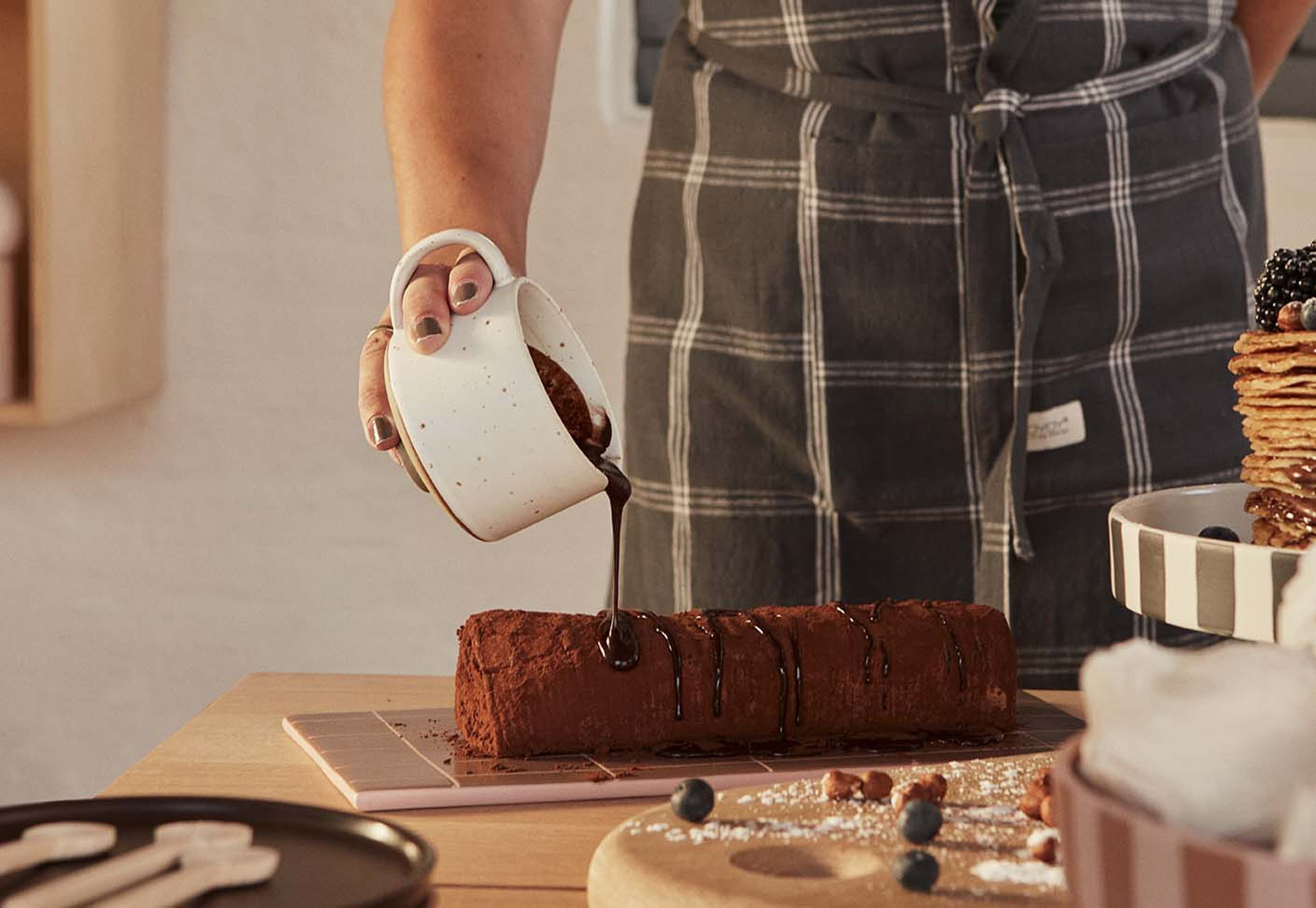 Hagi Milk Jug, från OYOY Living, i färgen brown. Klicka för att öppna bilden i stort format