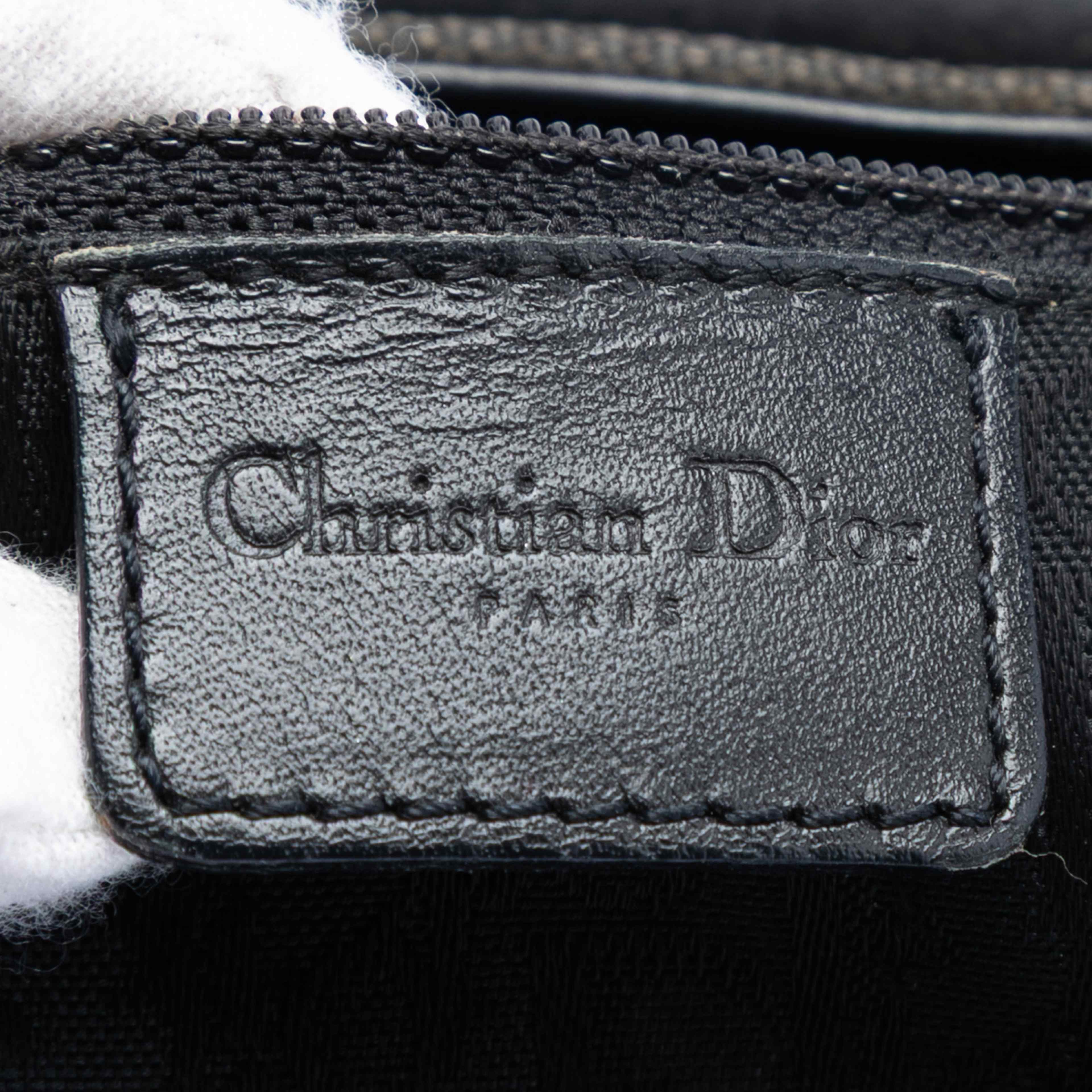 Dior Canvas Street Chic Columbus Shoulder Bag, från Luxclusif, i färgen black. Klicka för att öppna bilden i stort format