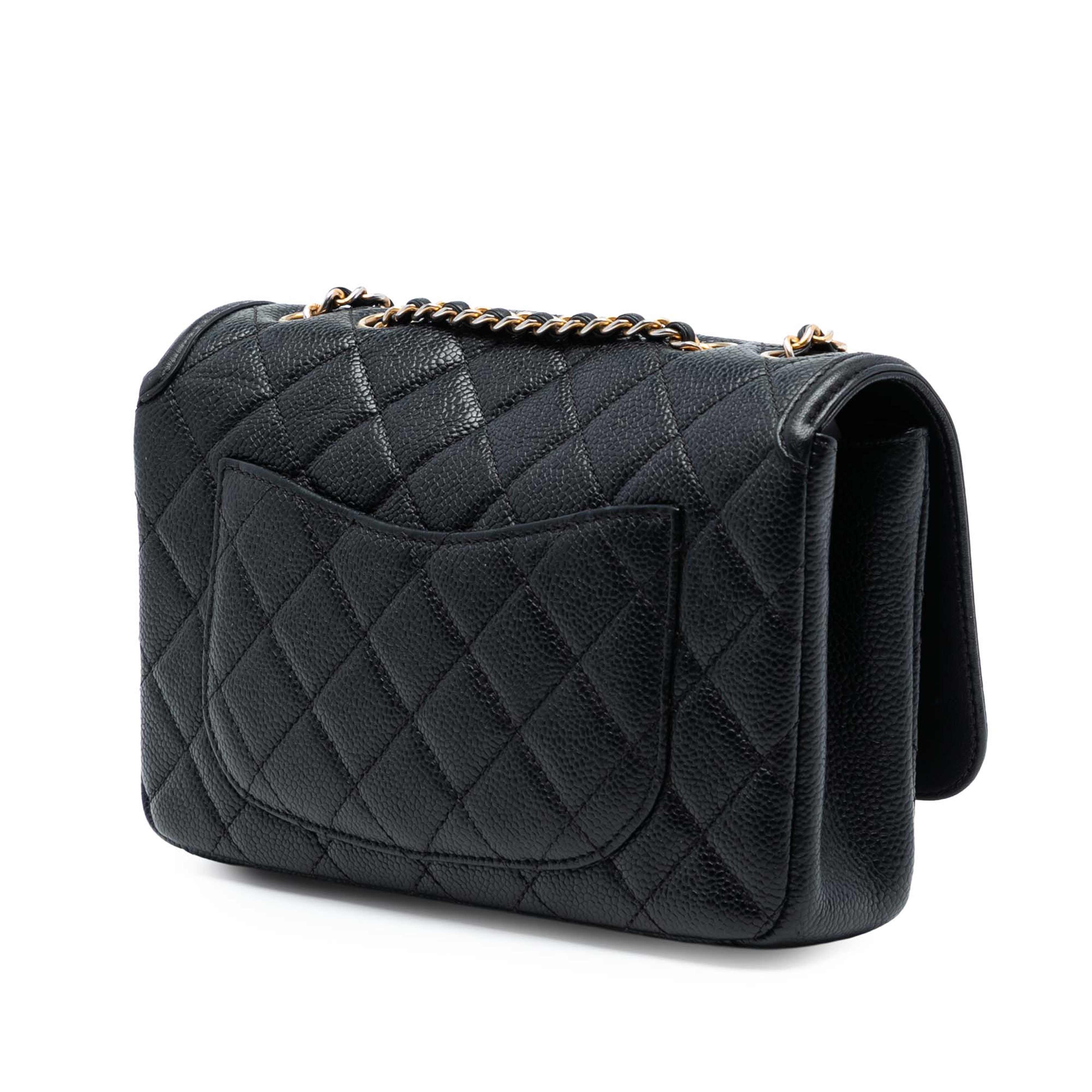 Chanel Small Quilted Caviar Cc Filigree Flap, från Luxclusif, i färgen svart. Klicka för att öppna bilden i stort format