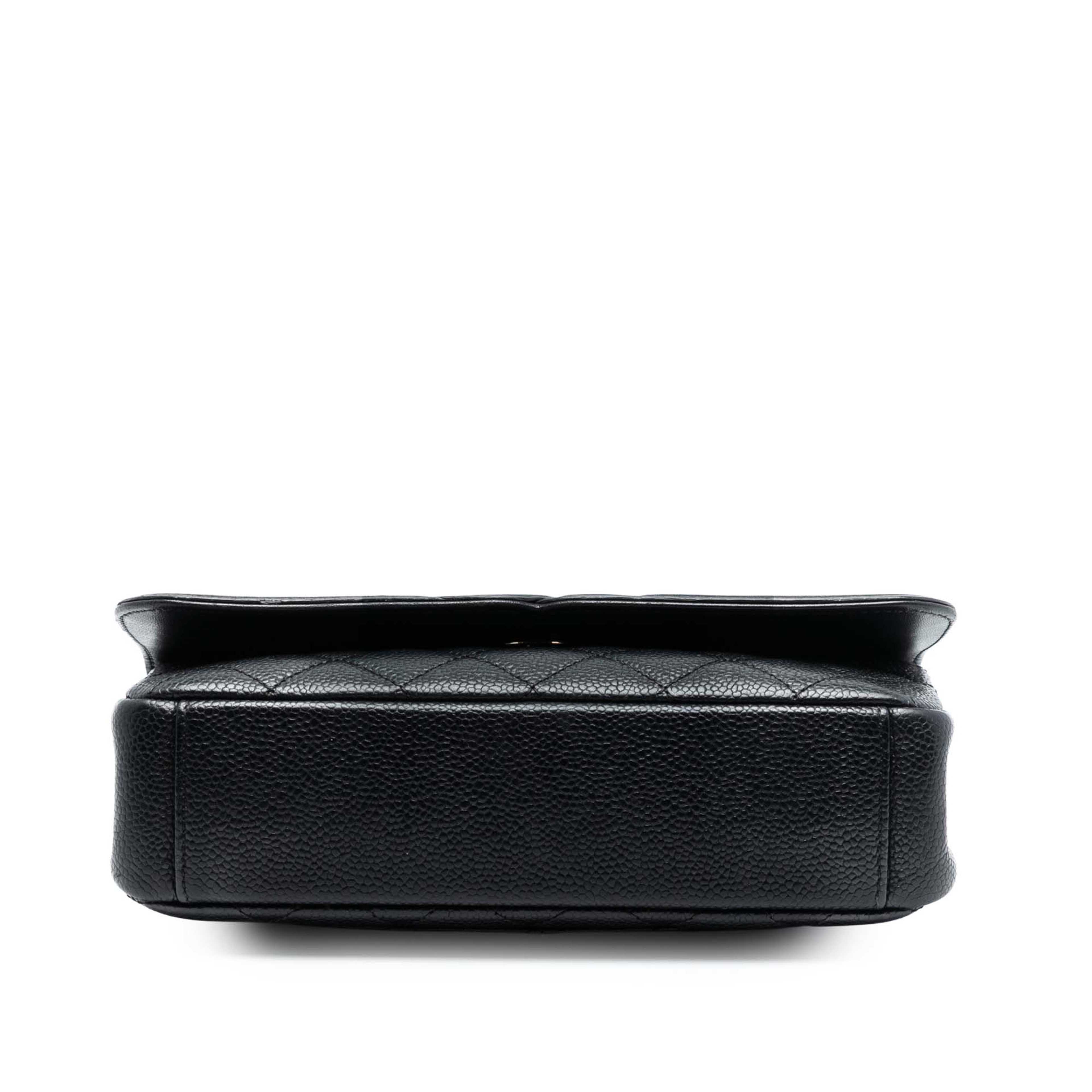 Chanel Small Quilted Caviar Cc Filigree Flap, från Luxclusif, i färgen svart. Klicka för att öppna bilden i stort format