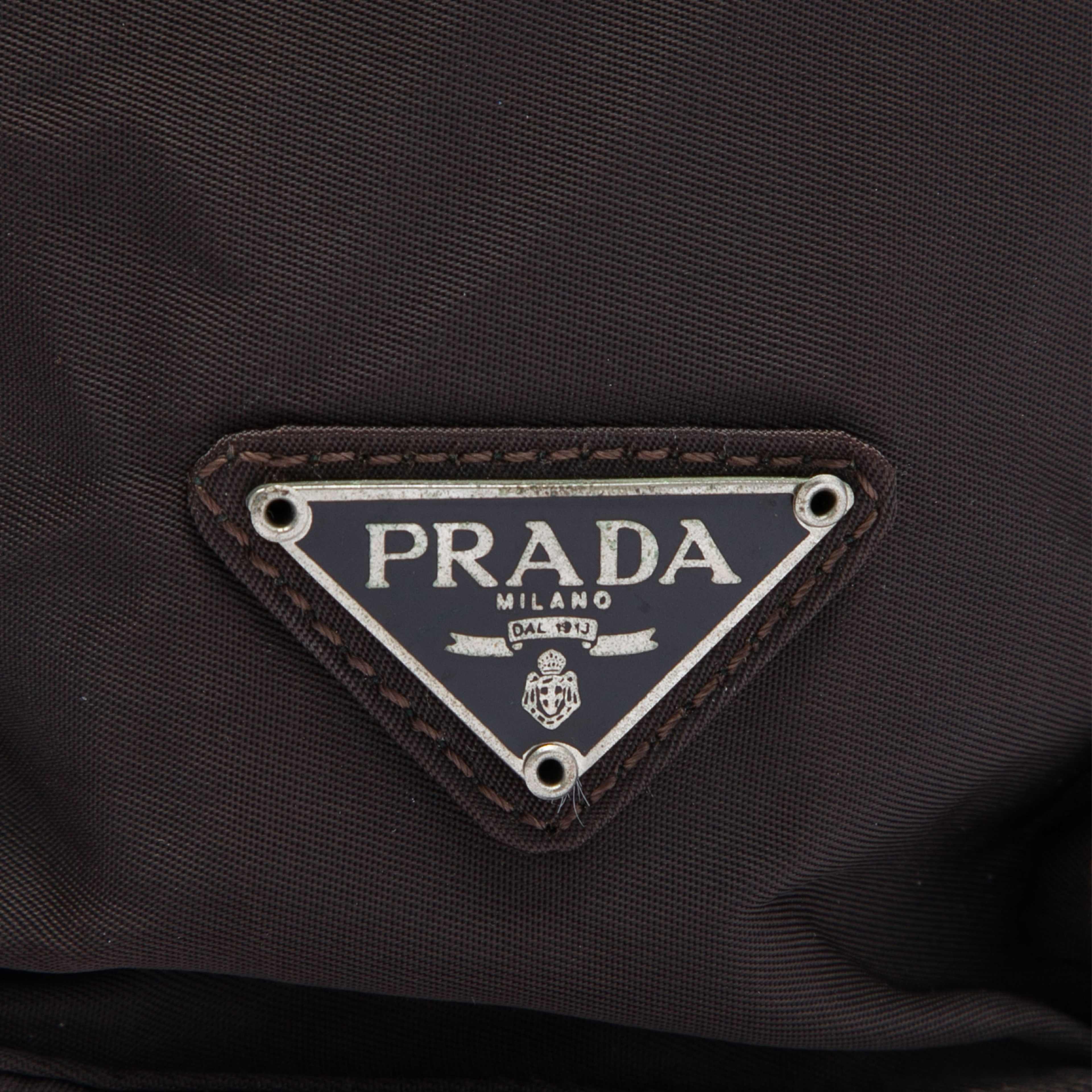 Prada Tessuto Metal Handle Bag, från Luxclusif, i färgen brun. Klicka för att öppna bilden i stort format
