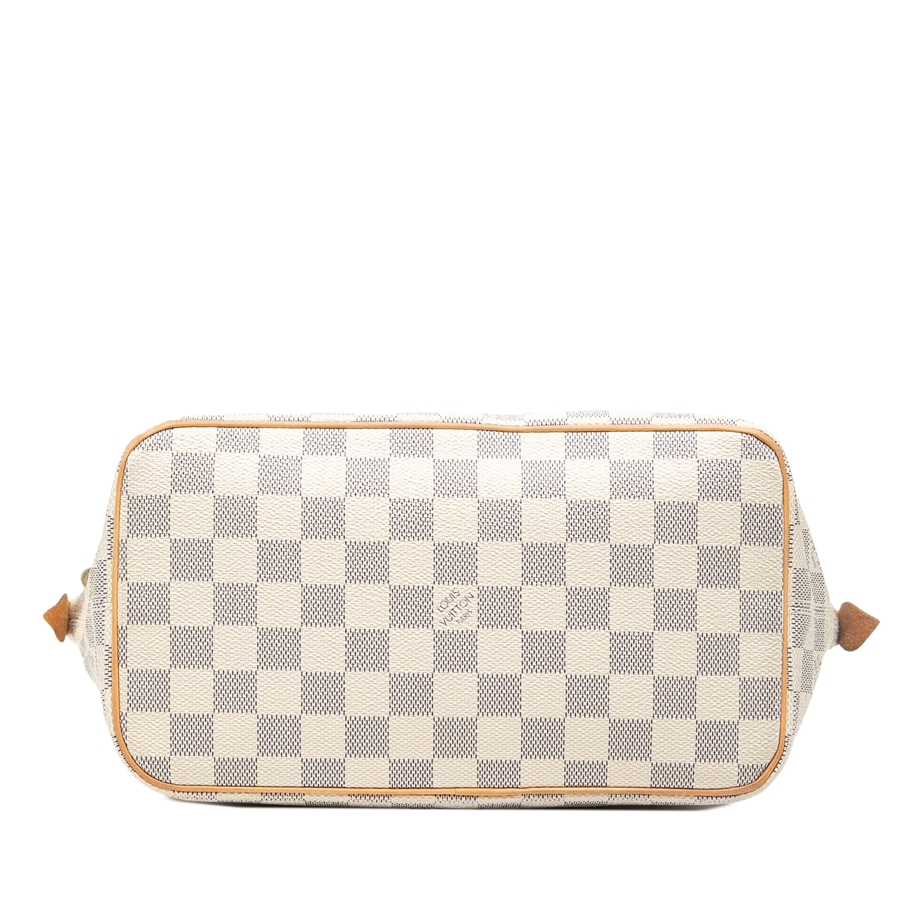 Louis Vuitton Damier Azur Saleya Pm, från Luxclusif, i färgen vit. Klicka för att öppna bilden i stort format