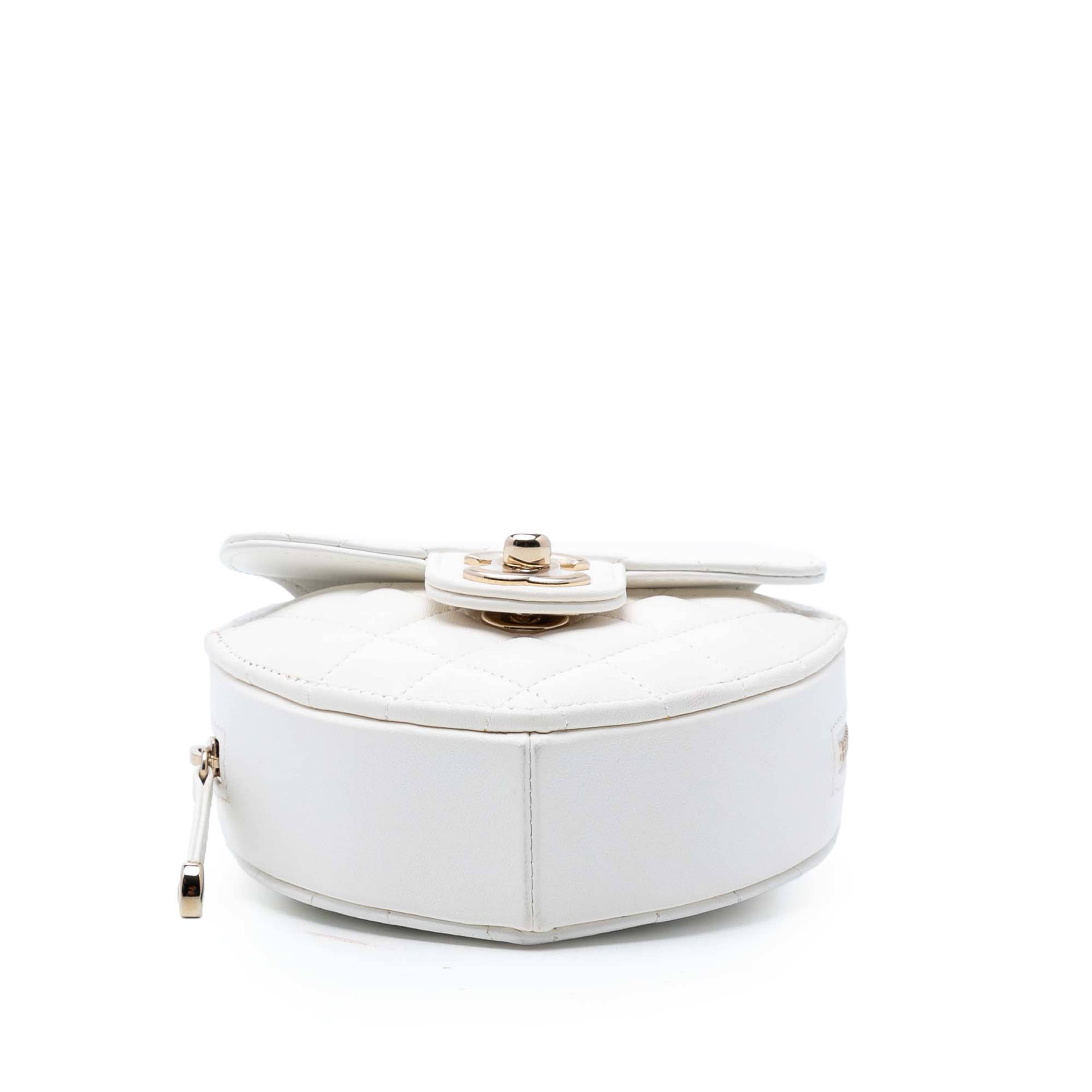 Chanel Mini Lambskin Cc In Love Heart Crossbody, från Luxclusif, i färgen white. Klicka för att öppna bilden i stort format