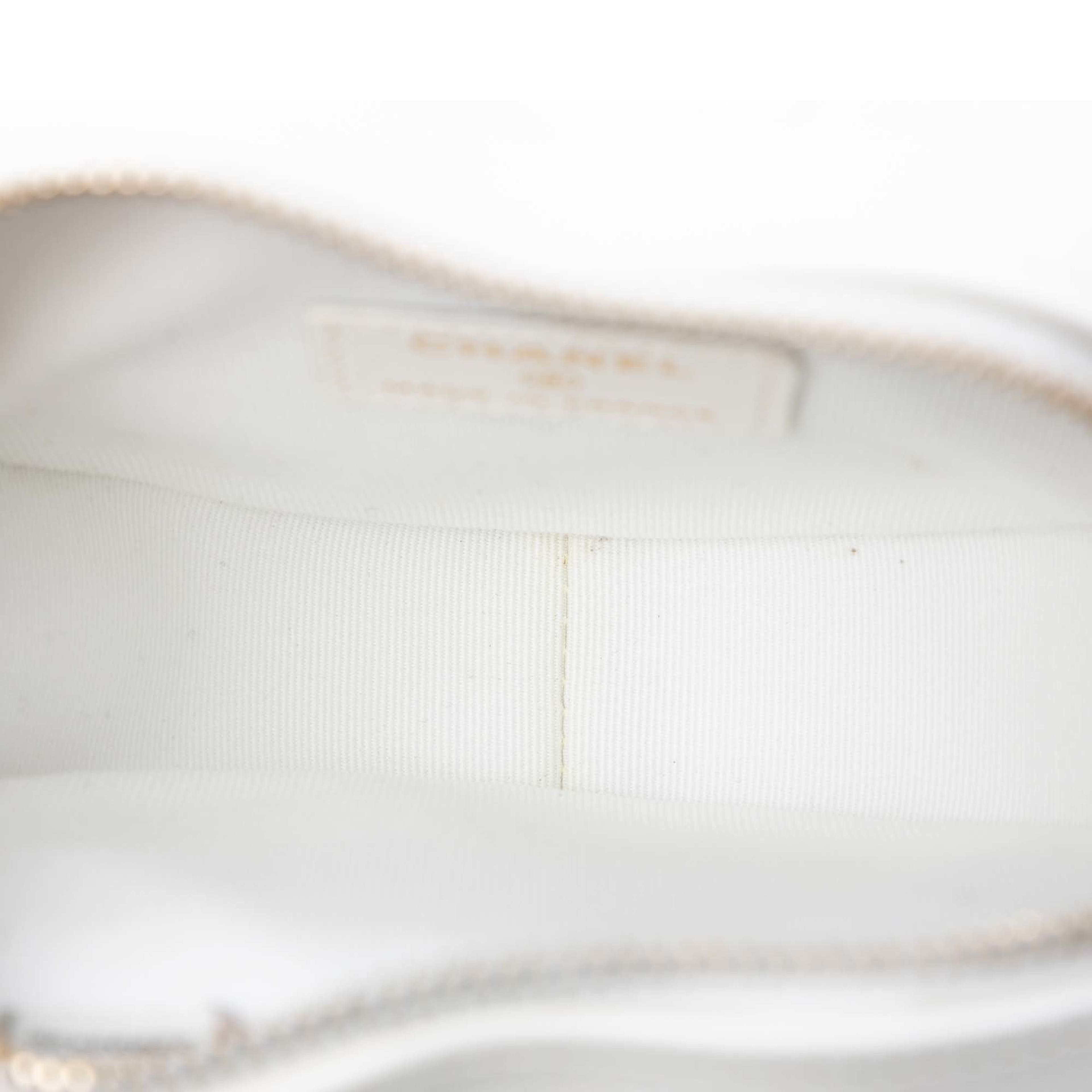 Chanel Mini Lambskin Cc In Love Heart Crossbody, från Luxclusif, i färgen white. Klicka för att öppna bilden i stort format