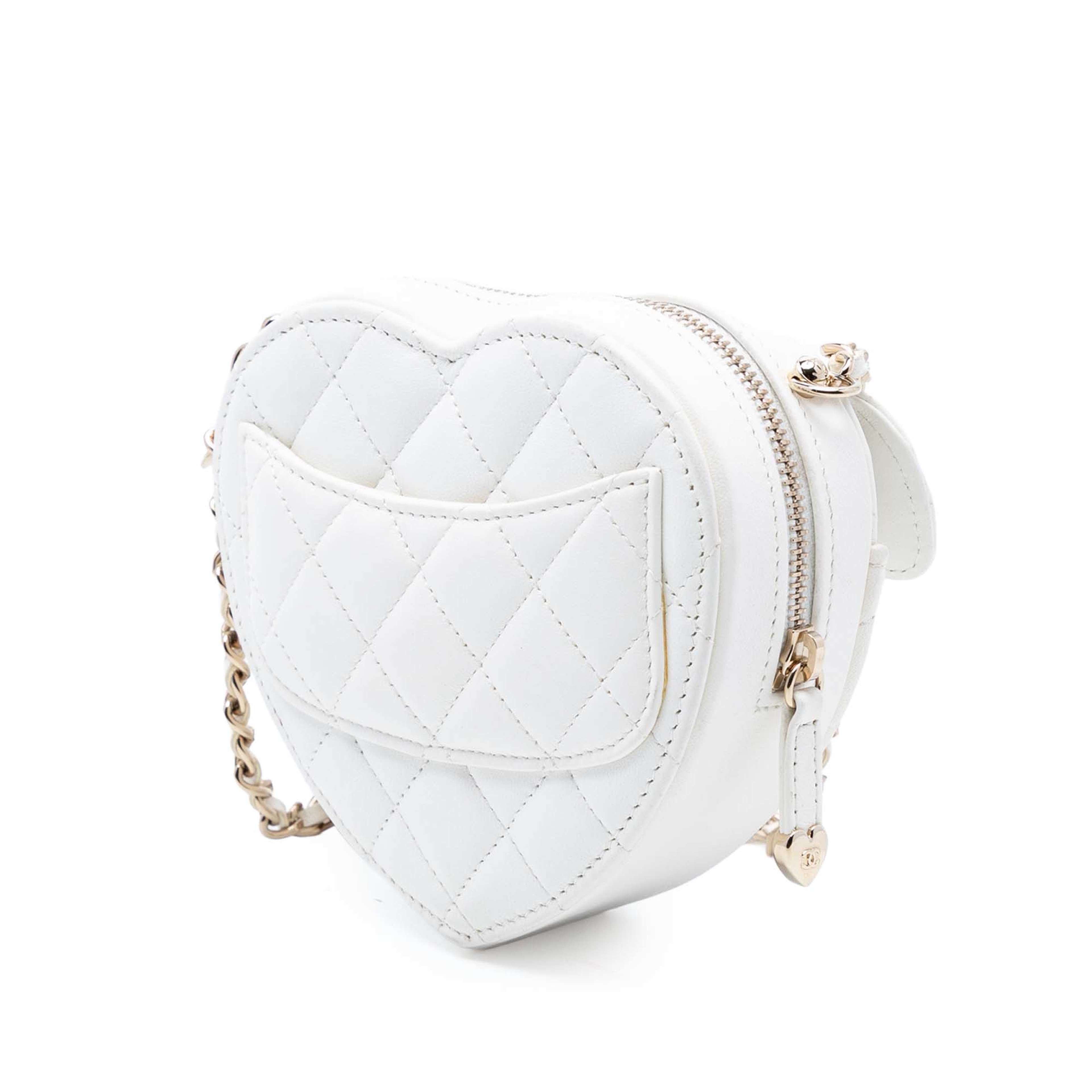 Chanel Mini Lambskin Cc In Love Heart Crossbody, från Luxclusif, i färgen white. Klicka för att öppna bilden i stort format