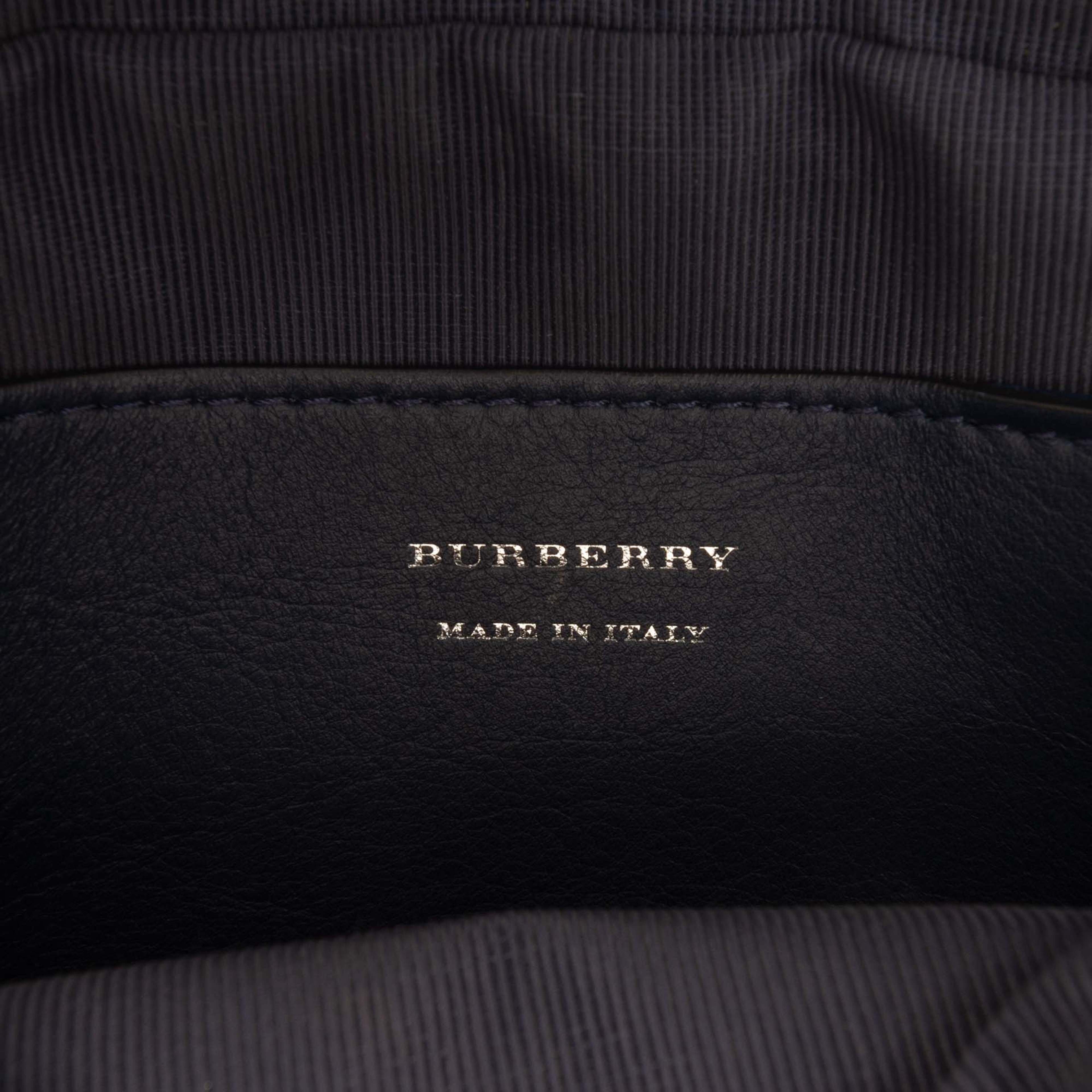 Burberry 1983 Knight Check Canvas And Calfskin Link Camera Bag, från Luxclusif, i färgen beige. Klicka för att öppna bilden i stort format