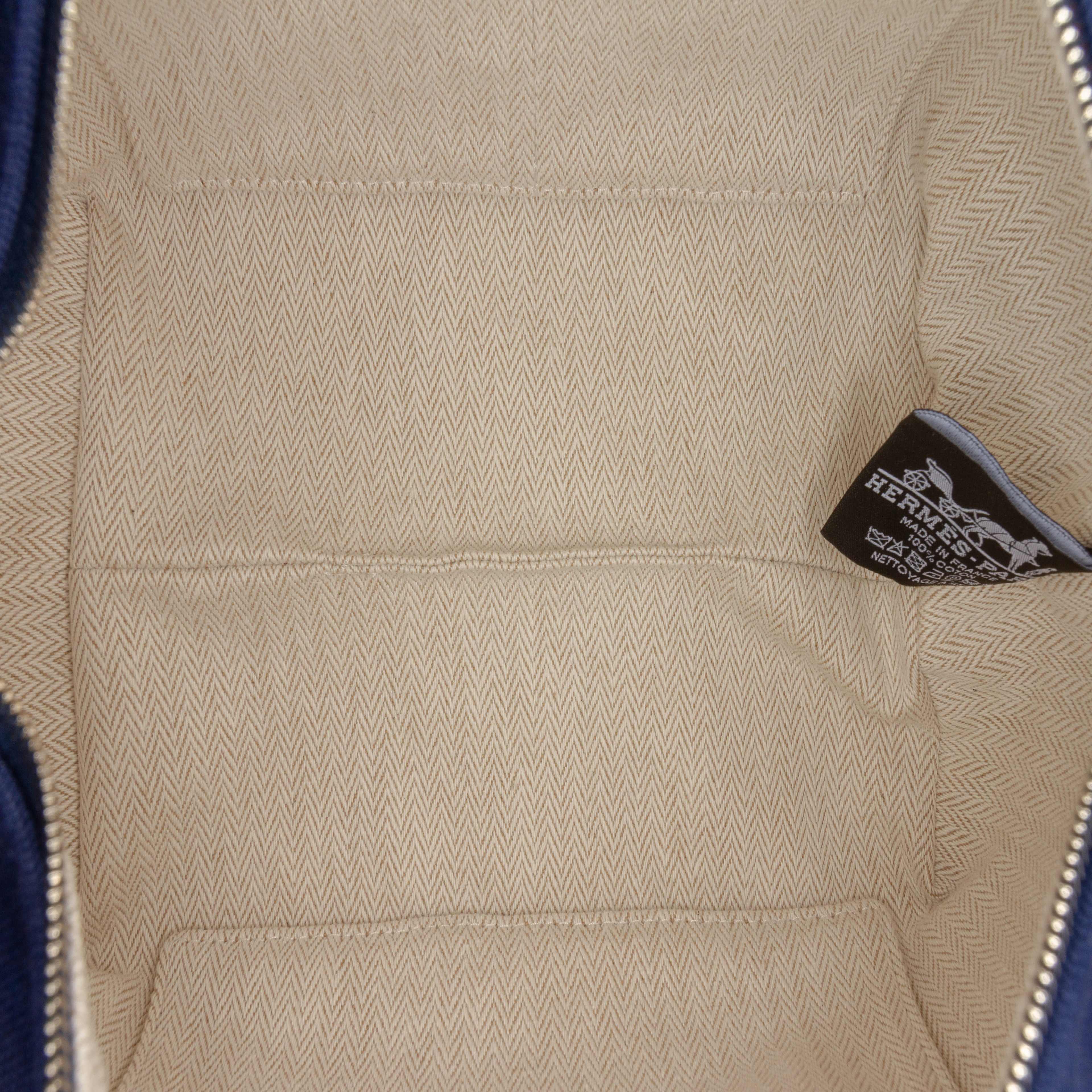 Hermès Small Toile Bride A Brac Case, från Luxclusif, i färgen dark blue. Klicka för att öppna bilden i stort format