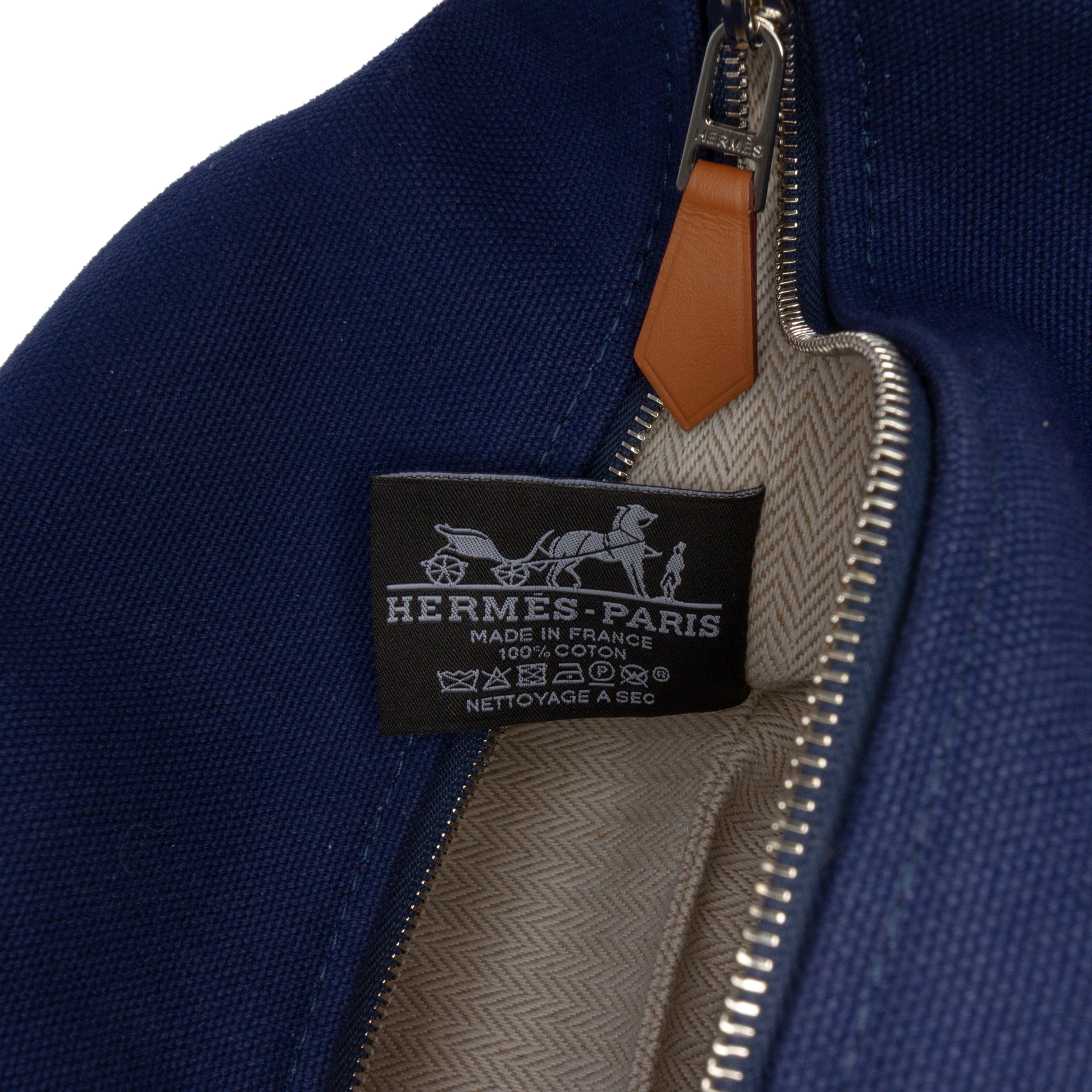 Hermès Small Toile Bride A Brac Case, från Luxclusif, i färgen dark blue. Klicka för att öppna bilden i stort format